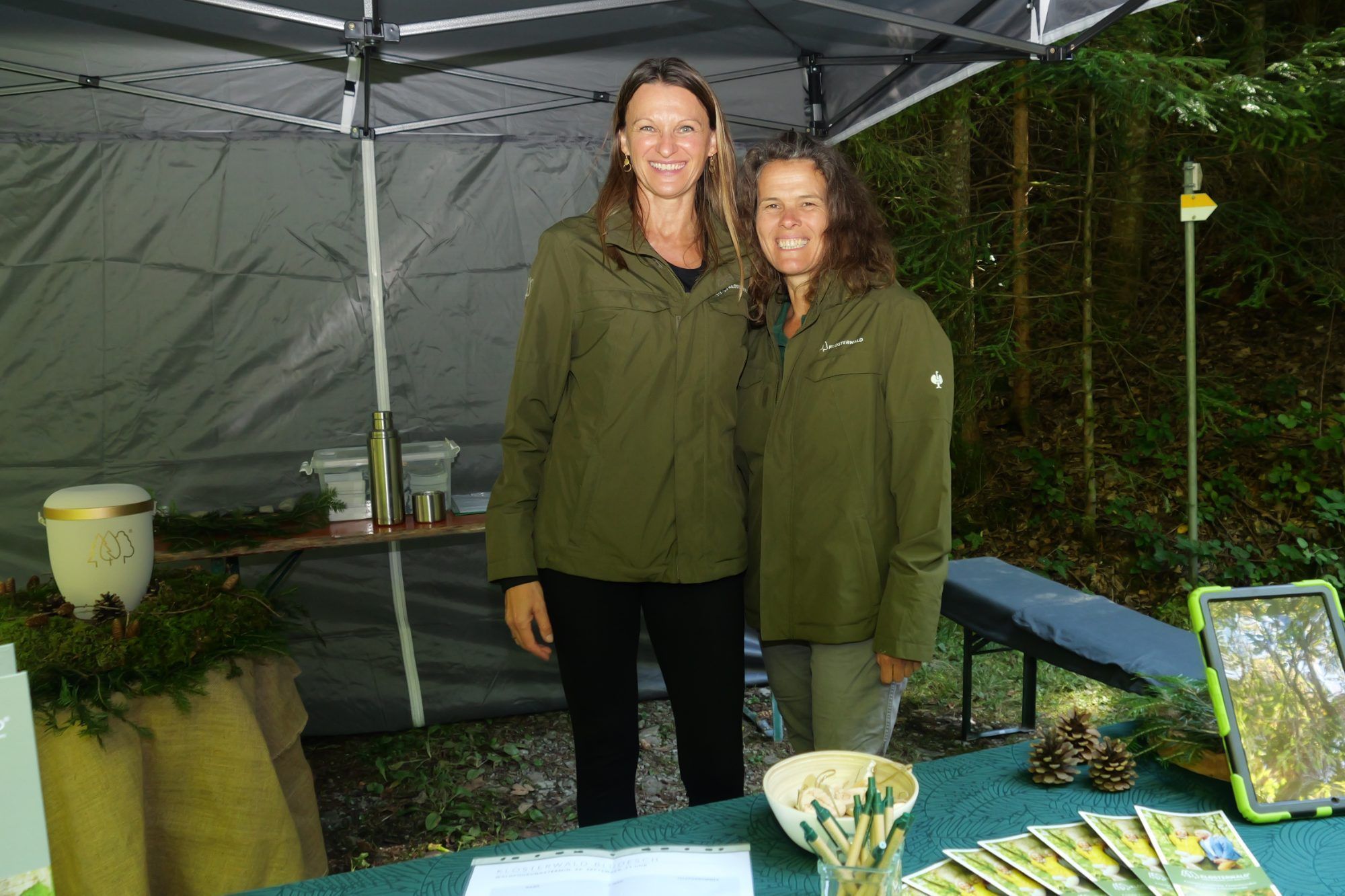Lada Dünser und Anita Kothner informierten über den Klosterwald.