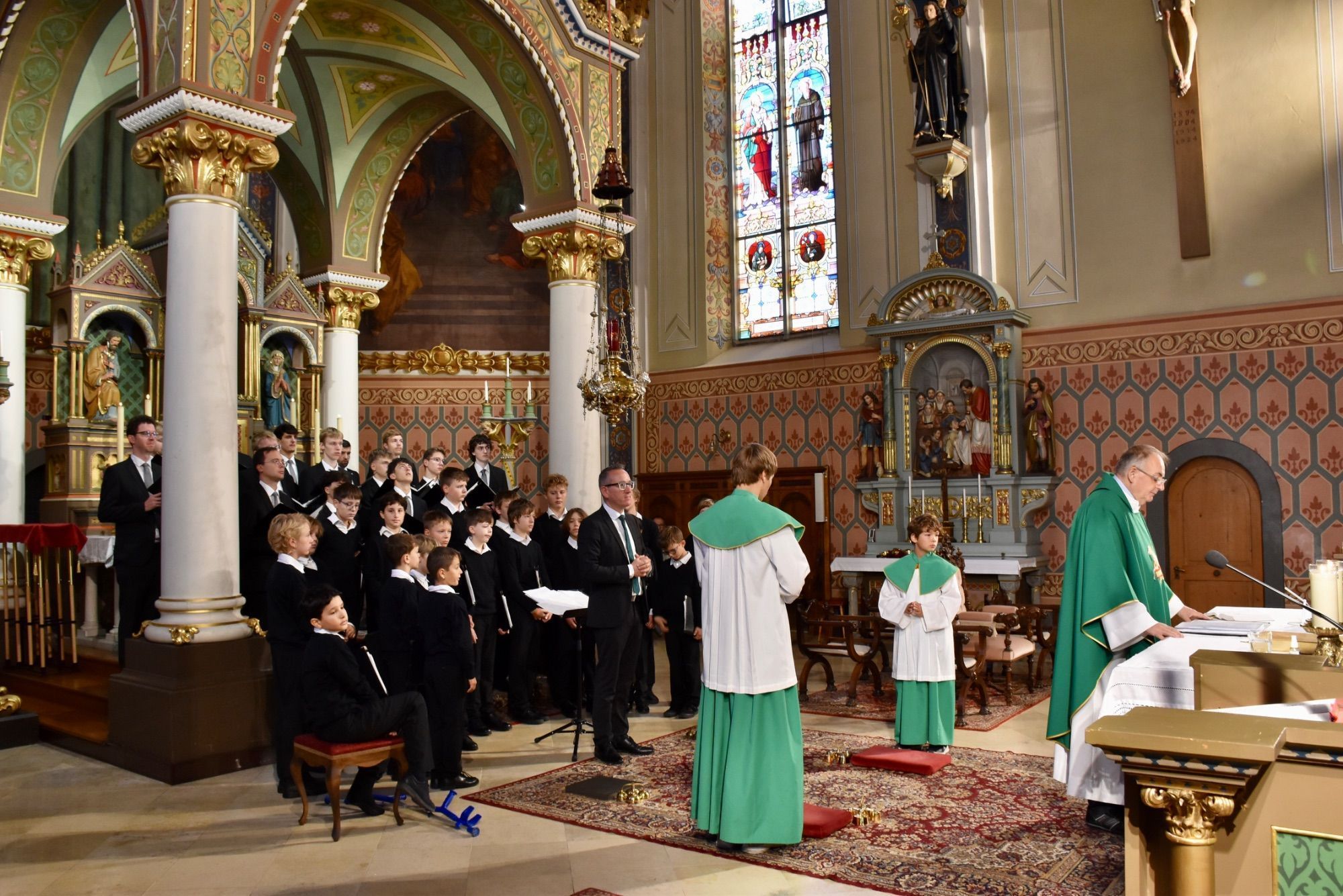 Pfarrmoderator Hans Tinkhauser mit Ministranten und den Rottenburger Domsingknaben beim jüngsten Pfarrgottesdienst.