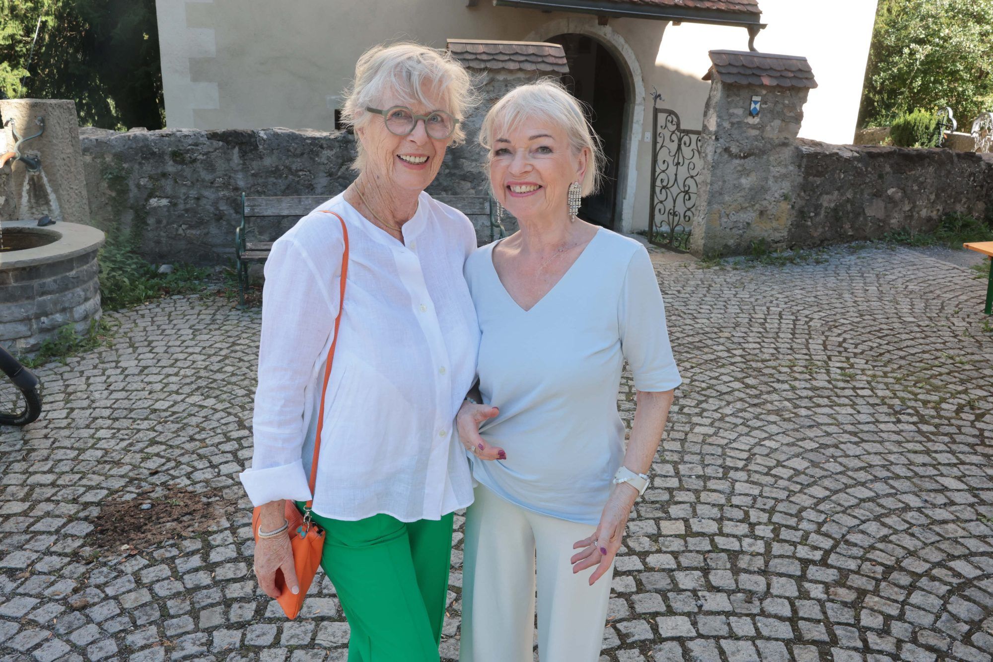 Besucherinnen Margarete Müller und Dorit Wilhelm.
