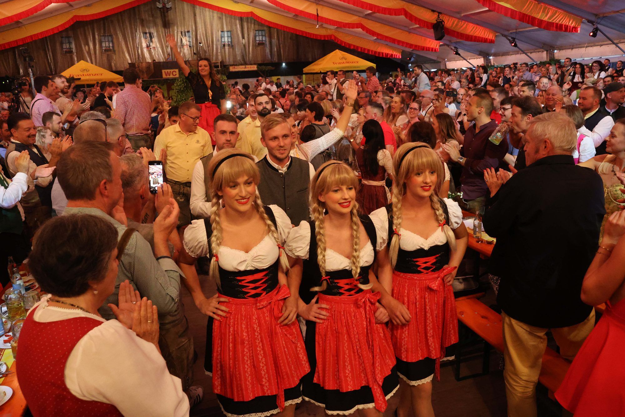 Einzug von Bockbierfass und Bierkönigin Nadine.