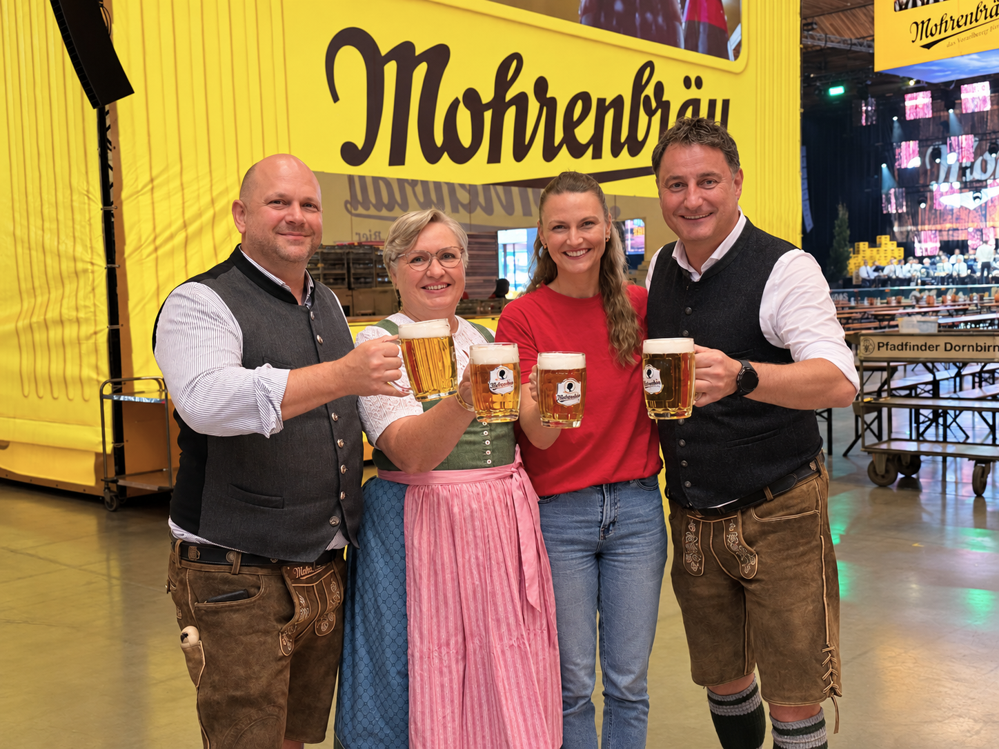 Mohrenbräu-GF Thomas Pachole (re.) mit Braumeister Tim Groeger, Irmgard Huber und Olivia Hinteregger vom Organisationsteam bei traditionellen Brausilvester.