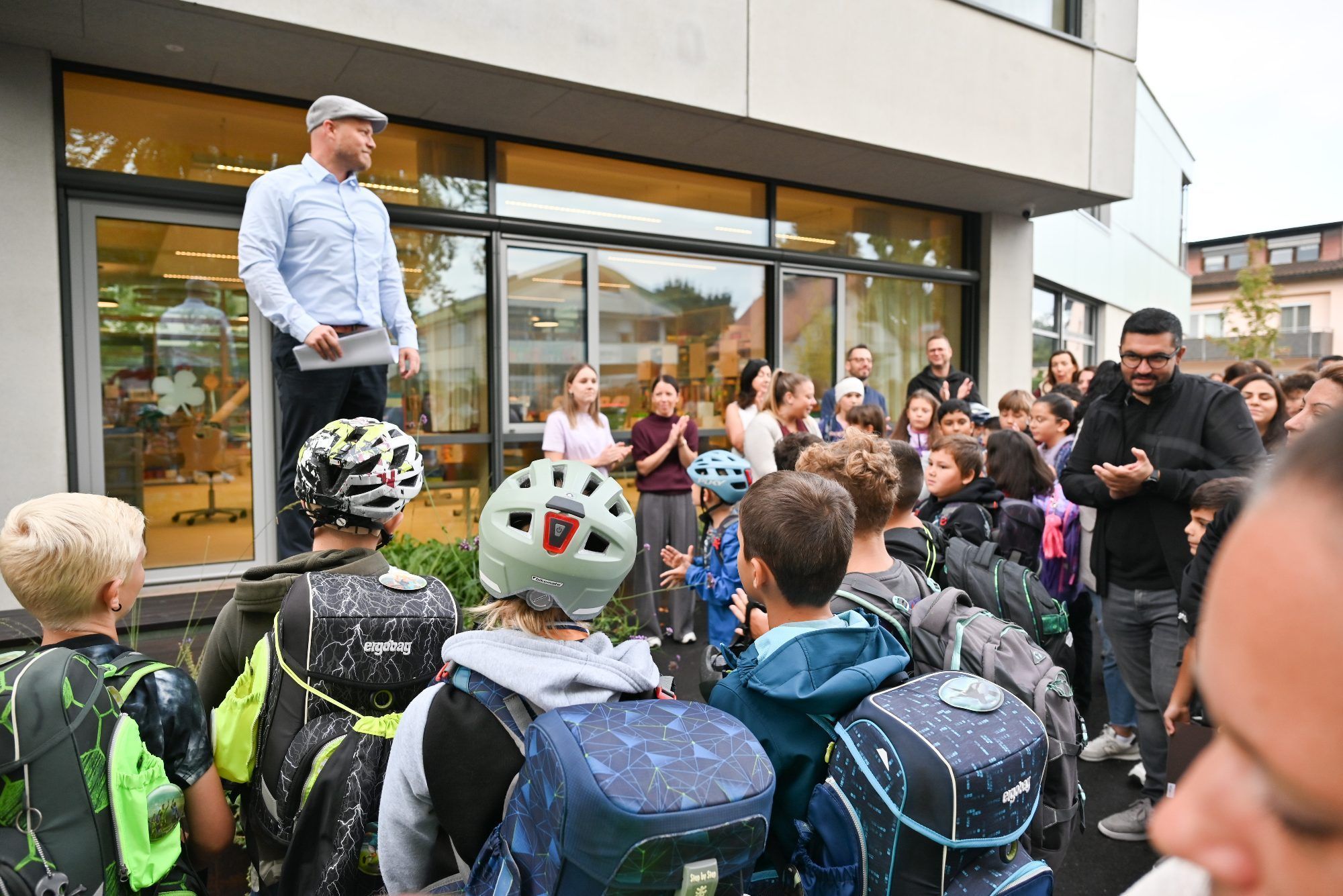 Direktor Robin Würtinger begrüßte alle Schüler und deren Eltern herzlich am fertiggestellten Campus.
