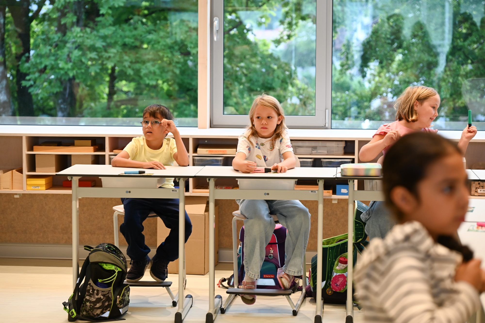Der erste Schultag im neuen Klassenzimmer ist geglückt. Die Kinder fühlen sich wohl.