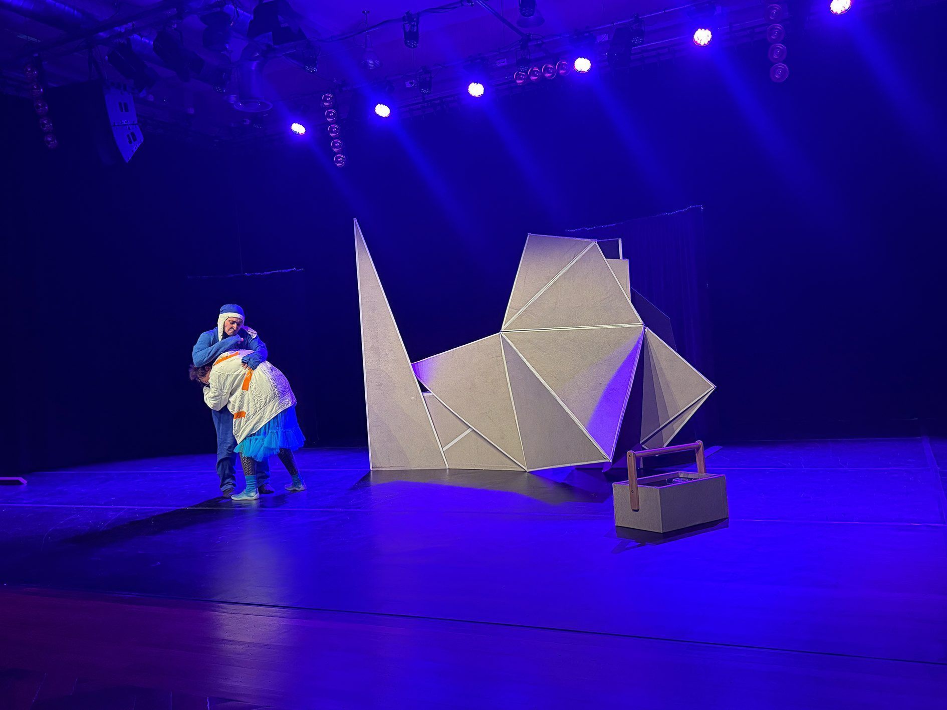 Dieses Bühnenbild ist wandelbar wie eine Origami-Faltung.