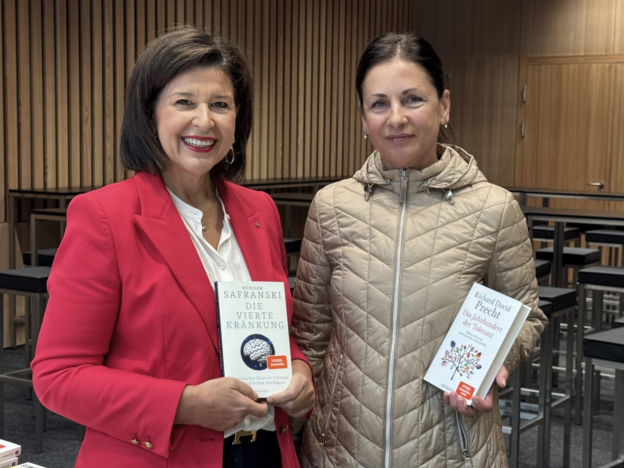 Am Bücherstand: Verena Brunner mit Alina Bota.