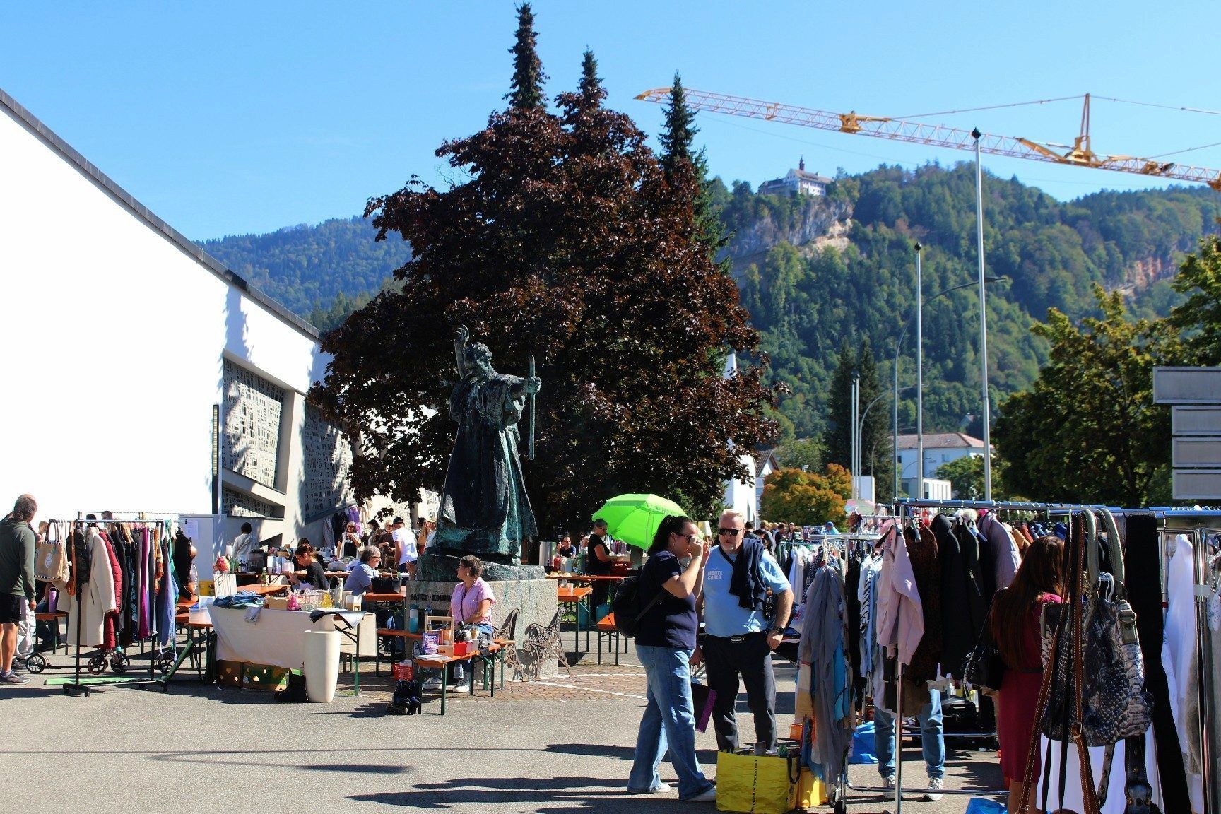Reges Treiben auf dem Allerlei-Flohmarkt des Vereins d’Weidacher. PETER STRAUSS