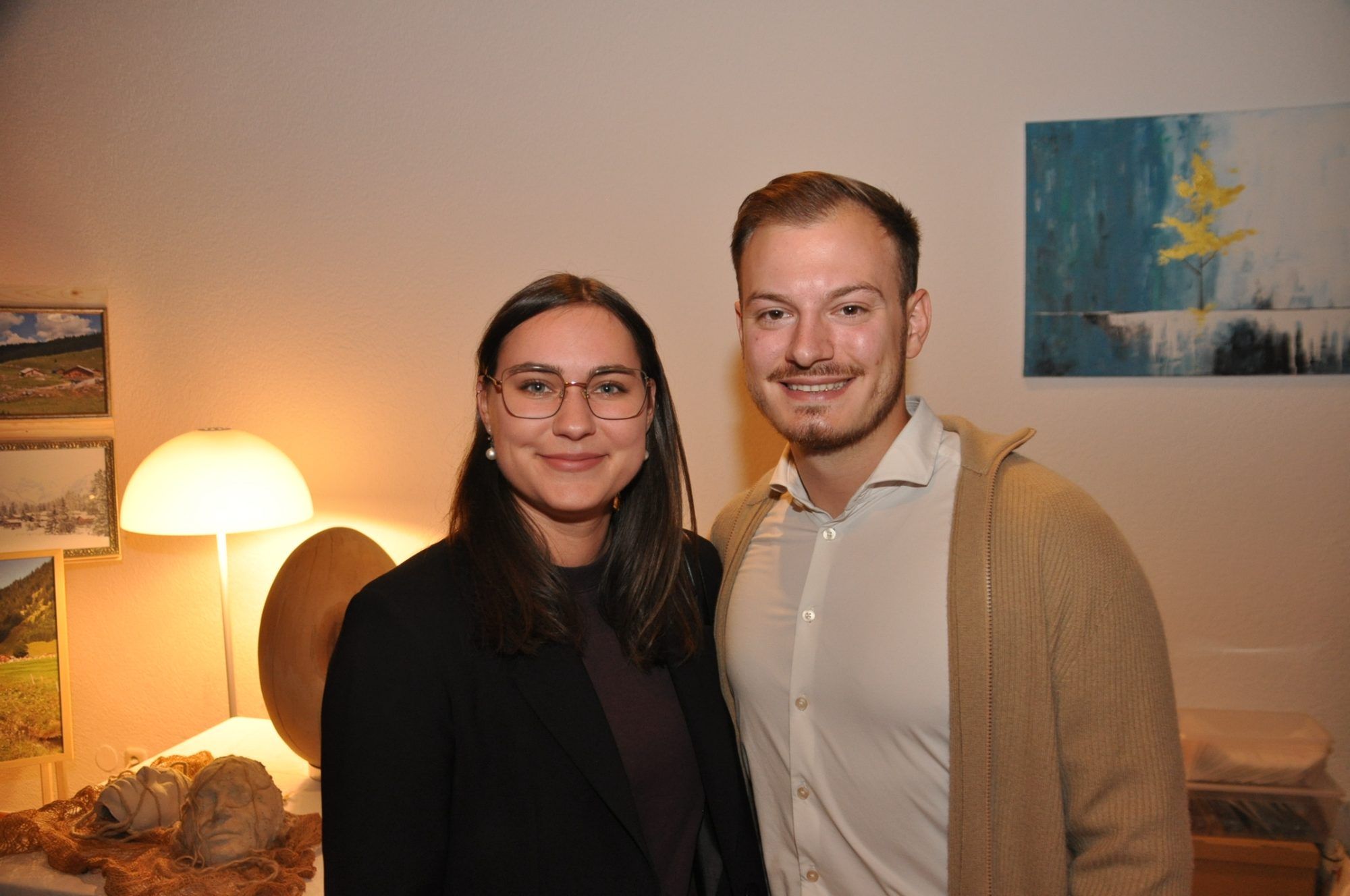 1. Gemeinderätin für Kultur in Nenzing Katrin Romer kam mit Andre Jussel und bewundert die Vielfalt der hier angebotenen Erzeugnisse