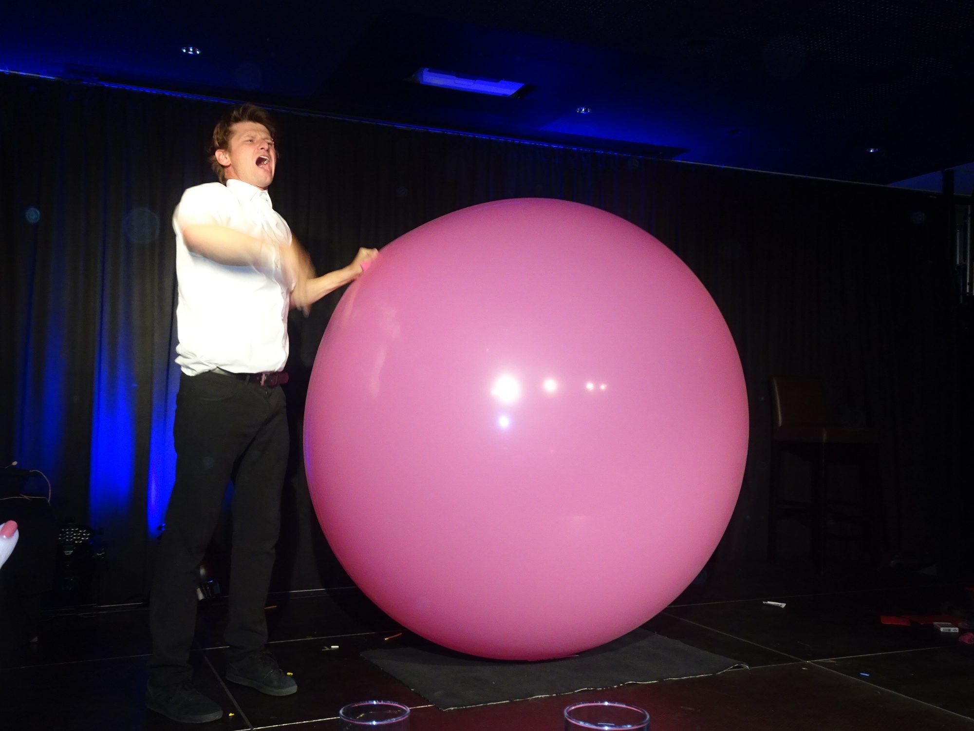 Ein Mann und sein Ballon - und der Wahnsinn nahm seinen Lauf.