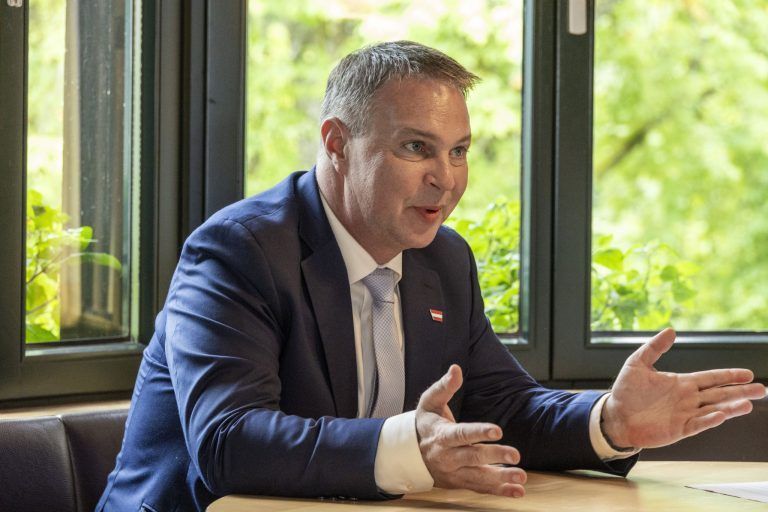Leiter gibt Zeiler einen Korb mit Hintertürchen