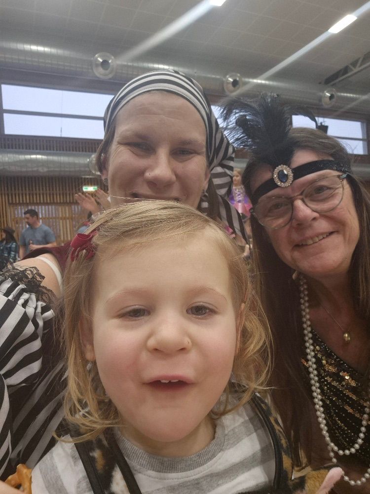 Stolze Oma: Anita mit ihrer Tochter Nicole und ihrer Enkelin Zoe beim Fasching.