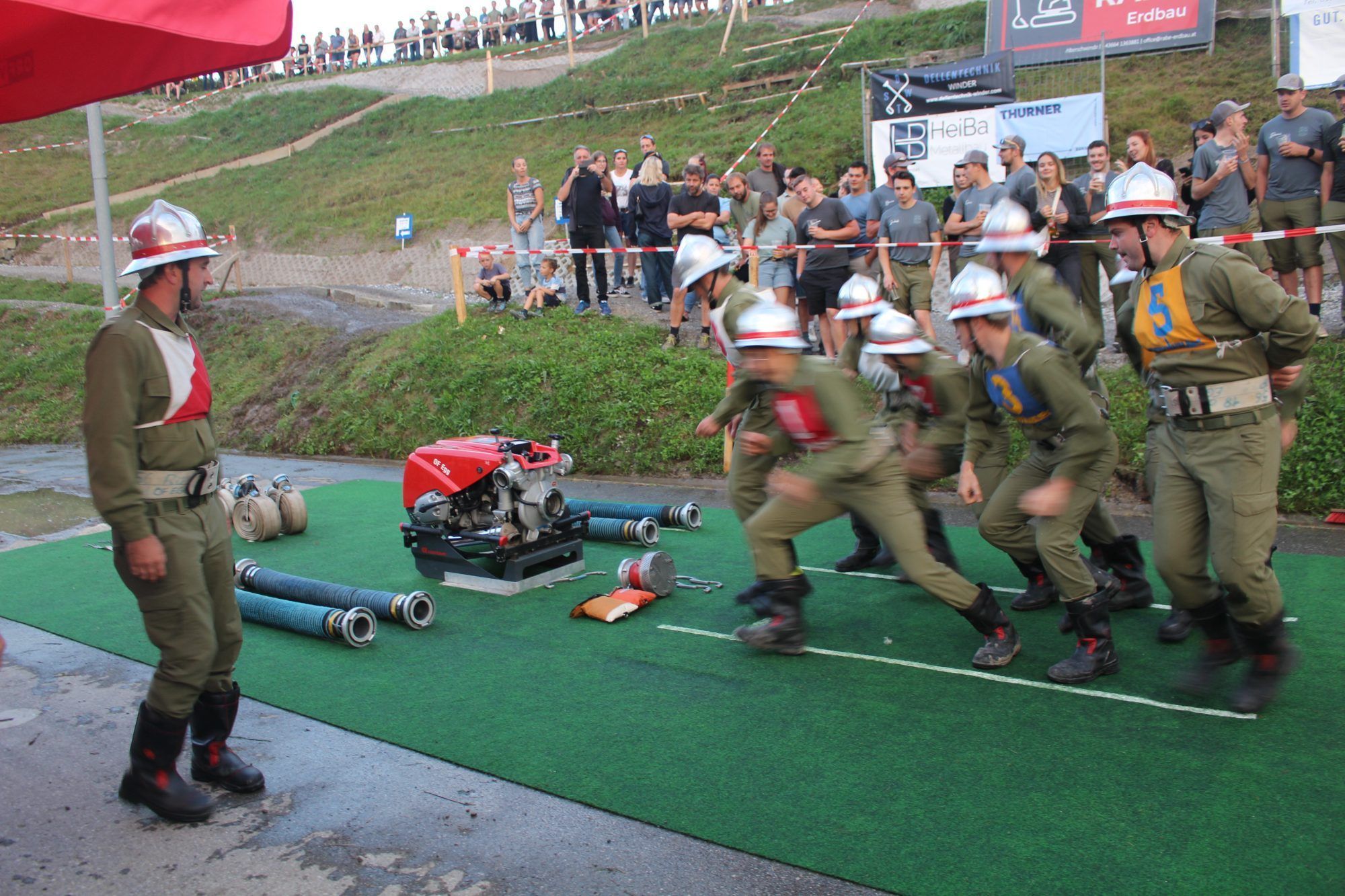 Das Kommando schickt die Gruppe auf den Parcours.