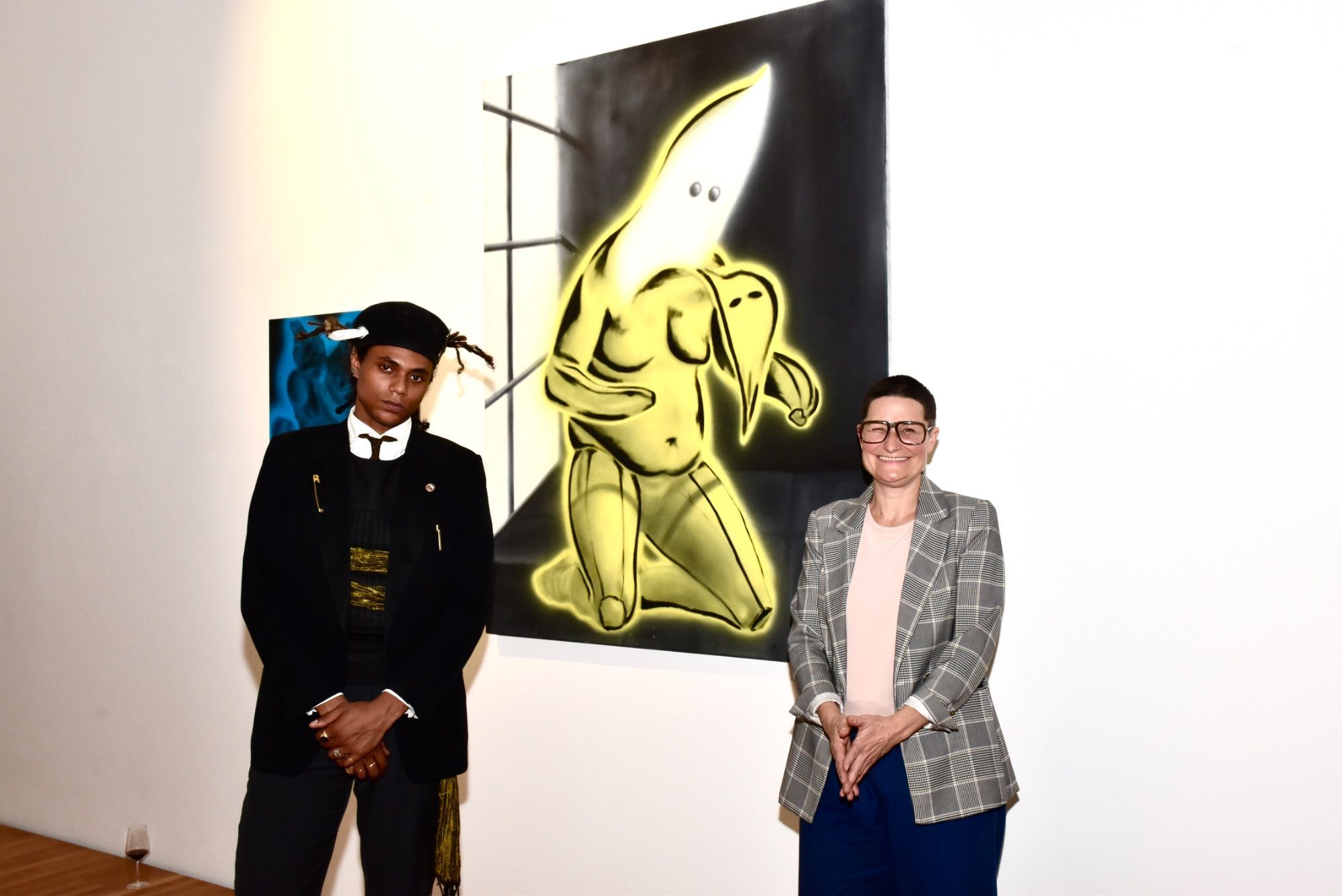 Künstler Tyrone Egbowon und Kuratorin Christine Lederer im Kunstraum Remise vor Werken von Tyrone Egbowon.