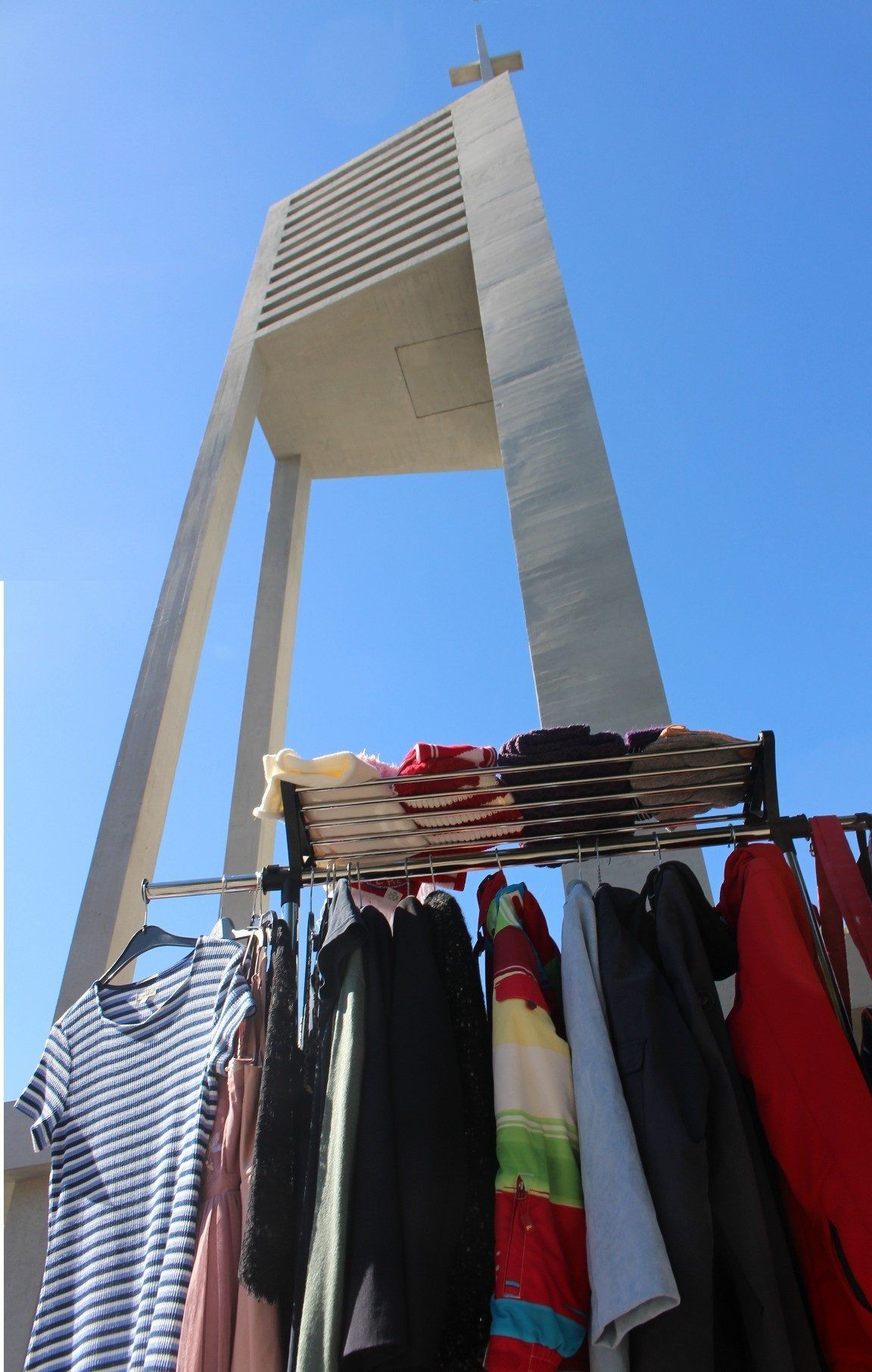 Große „Kleider-Boutique“ im Schatten des Kolumban-Kirchturms.