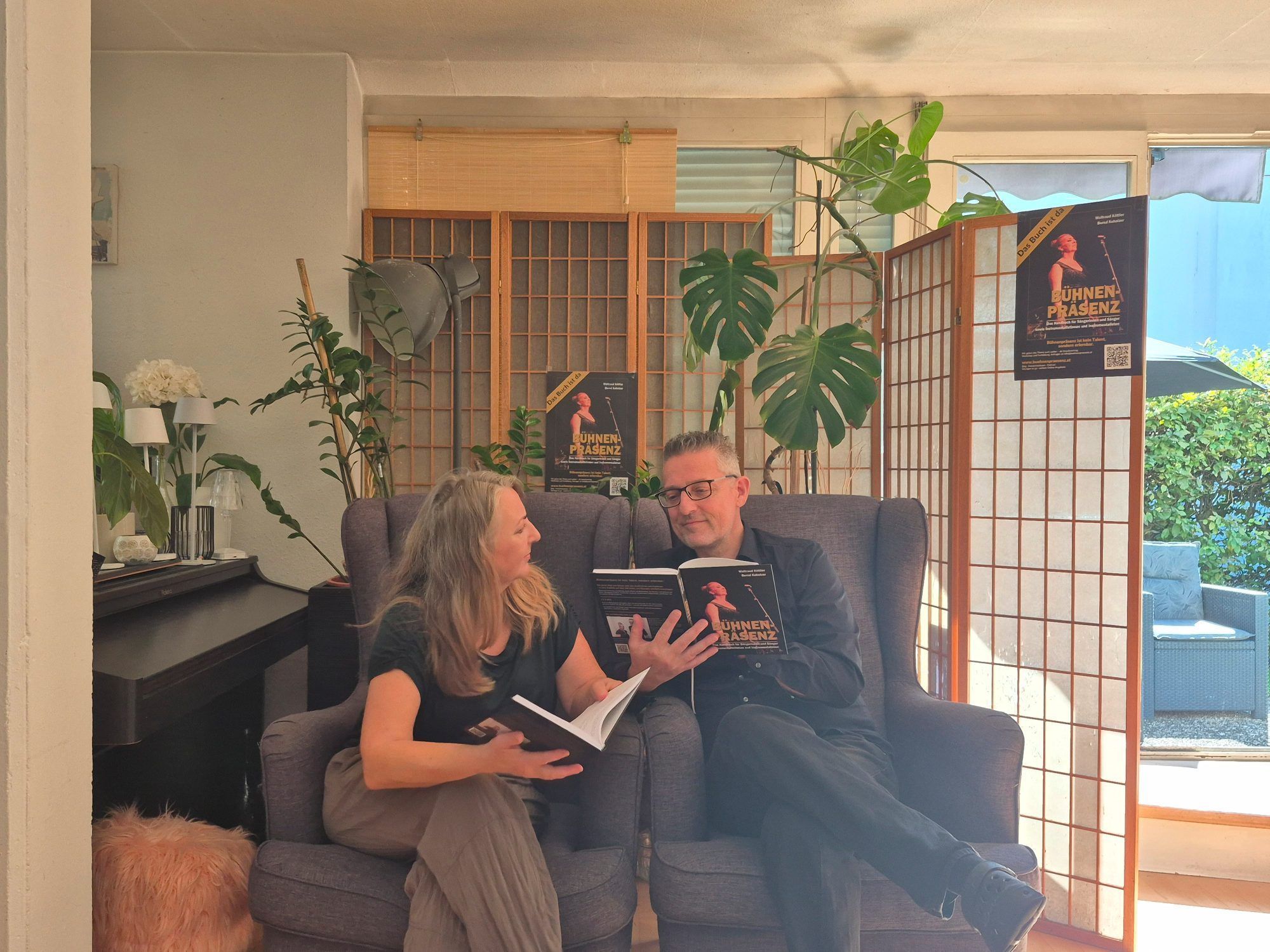 Gemeinsam mit ihrem Ehemann Bernd hat Waltraud Methoden aus Schauspiel und Theater in den musikalischen Kontext gestellt und in Buchform gebracht. JH
