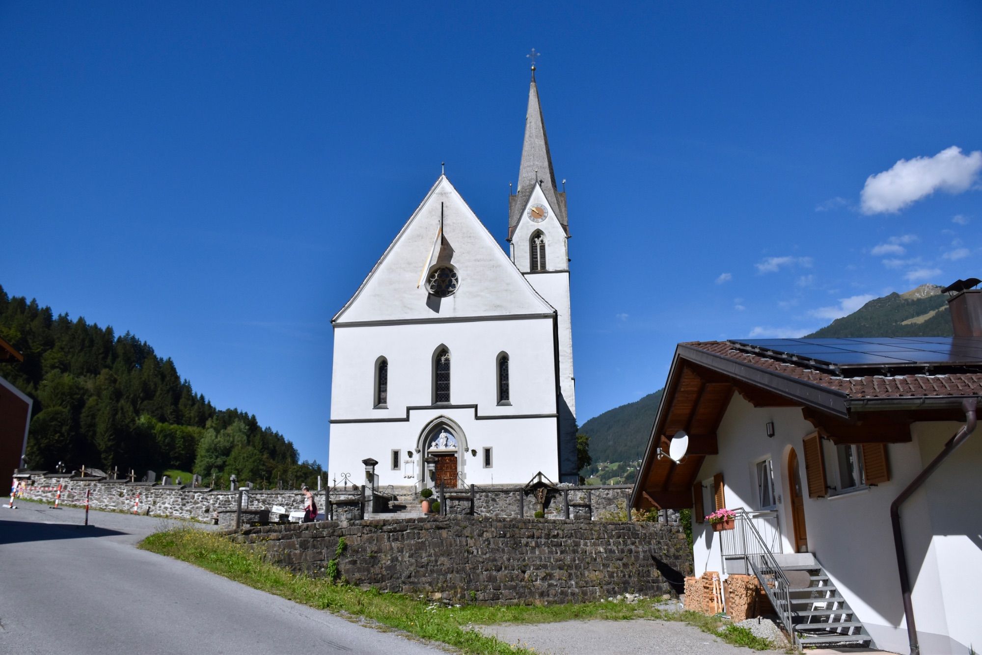 Innen- und Außenaufnahmen der Pfarrkirche Silbertal, Orgel und Orgelspieltisch.