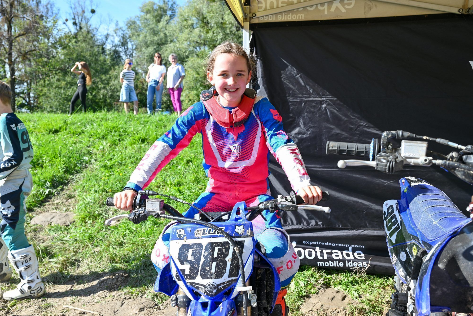 Ellie fühlt sich wohl auf ihrer Motocross. Sie will einmal bei einer WM mitfahren.