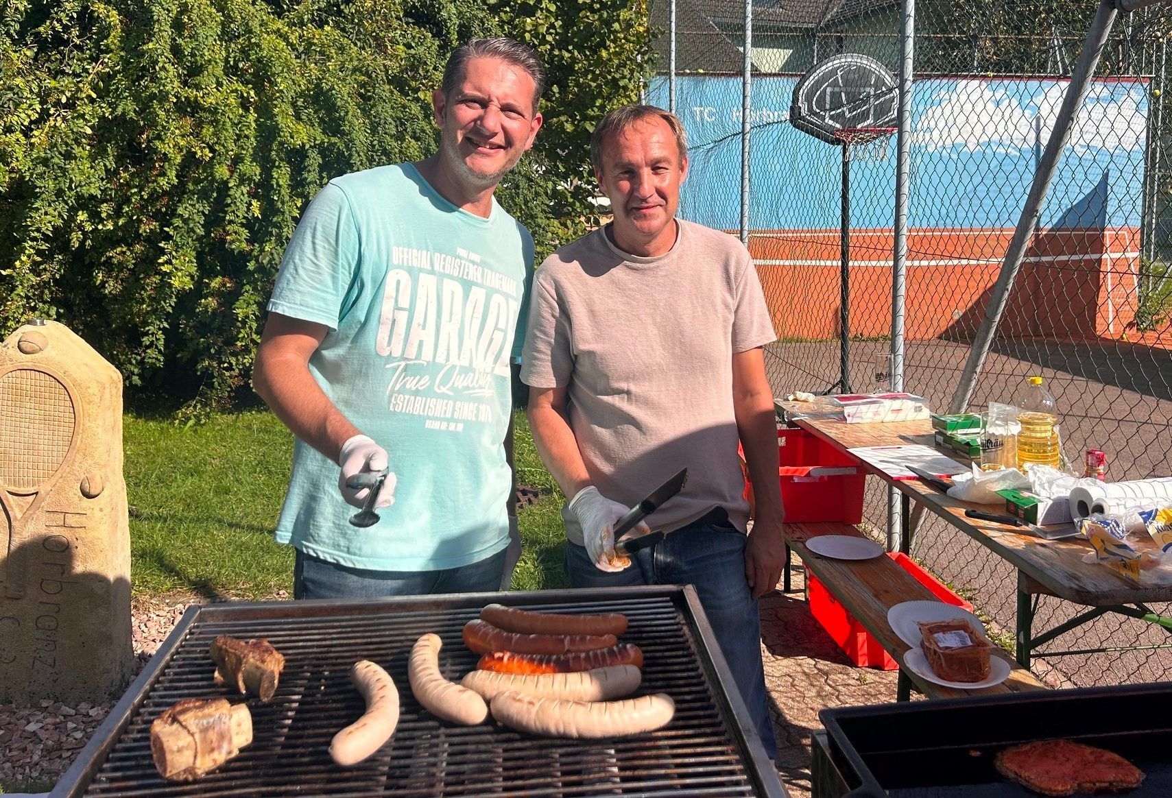 Andreas Hobel (li.) und Wolfgang Mangold sorgten am Finaltag für das leibliche Wohl.
