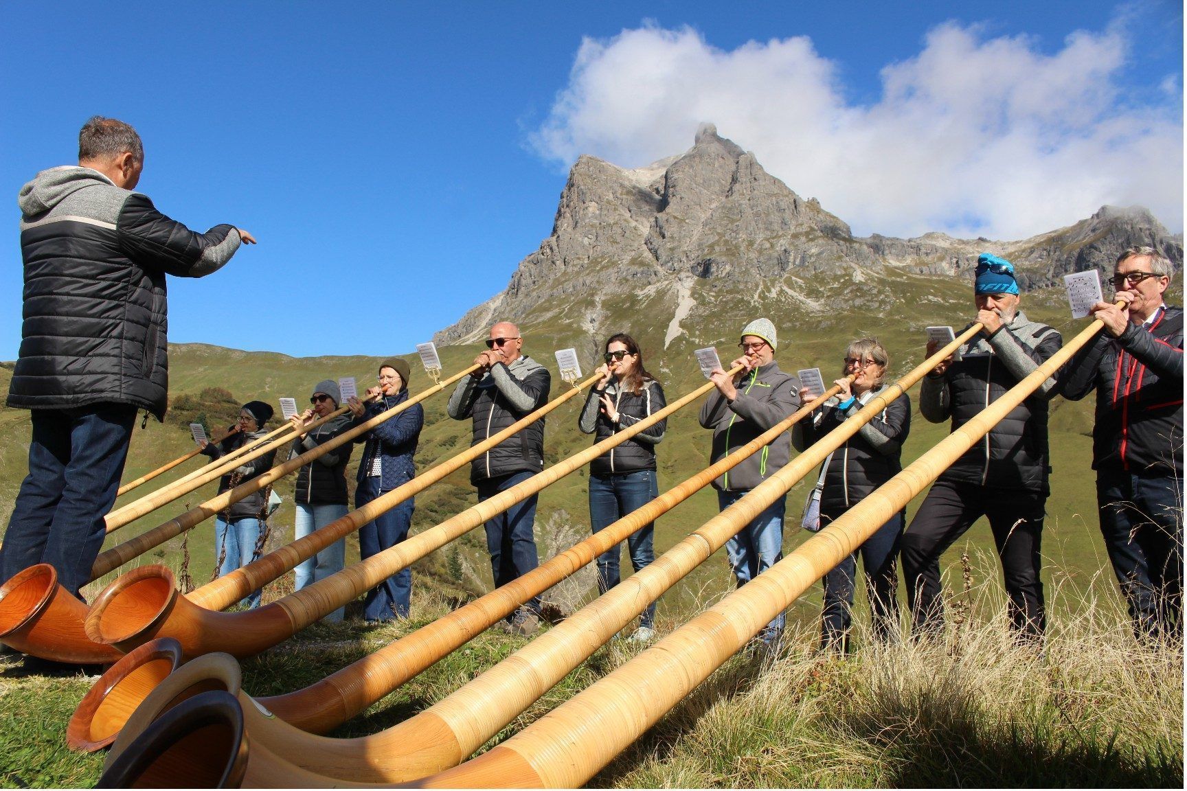 Das Alphorn-Ensemble Warther Horn unter Leitung von Heinz Feuerstein gibt der Feier auf dem Simmel eine ganz besondere Note.