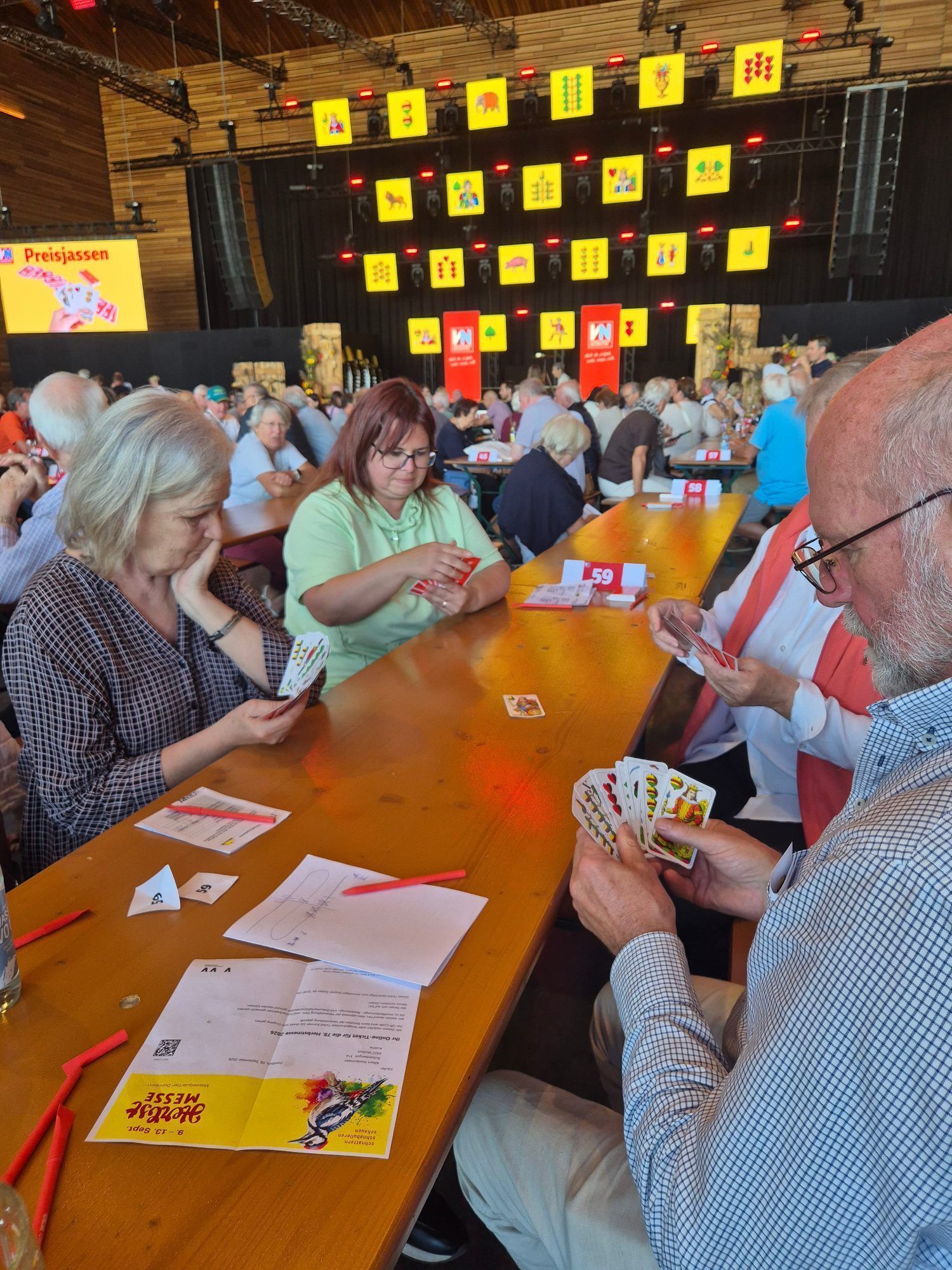 Das große VN-Preisjassen verwandelte die Herbstmesse in Vorarlbergs größte Jass-Stube