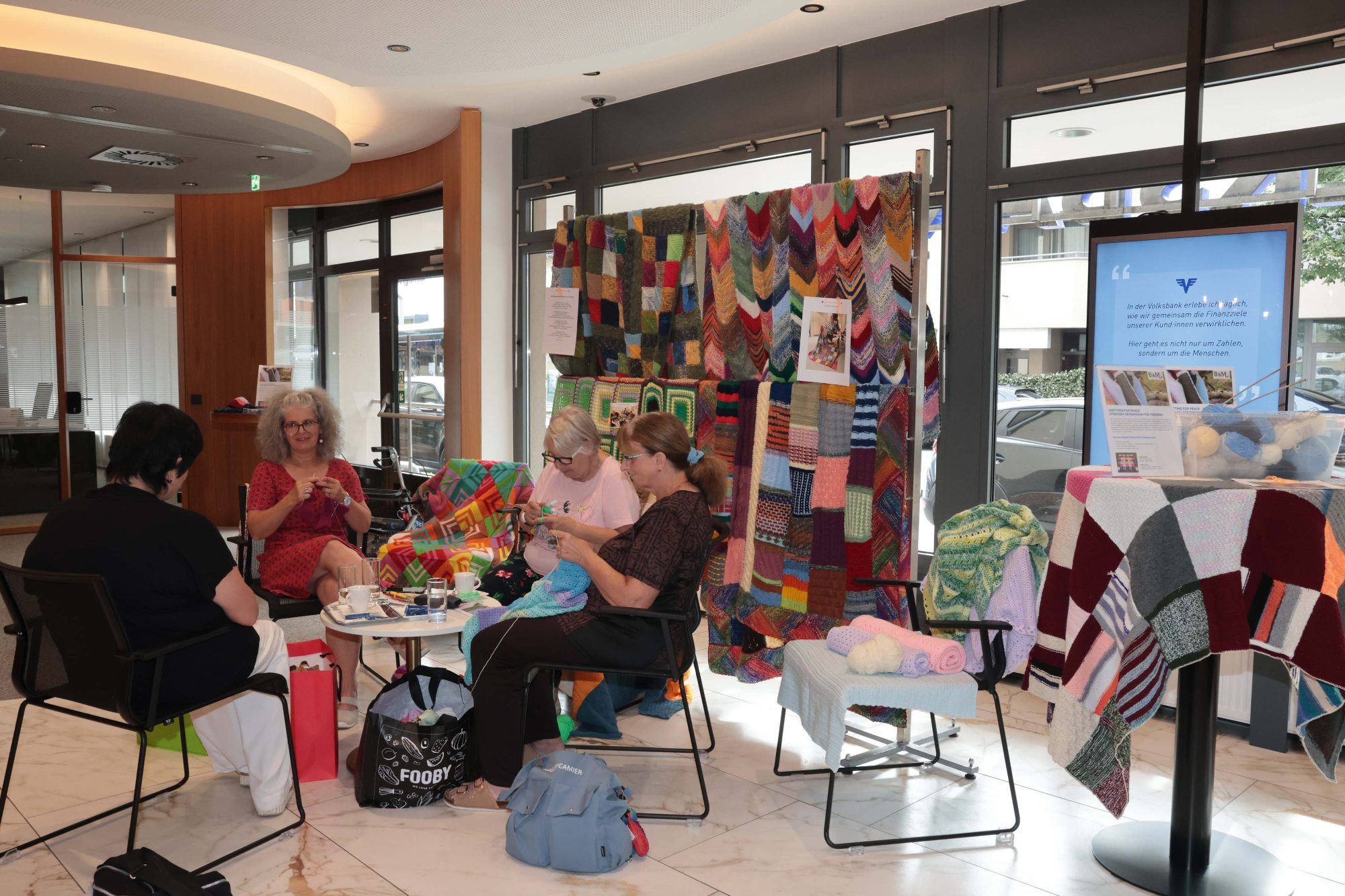 Strickerinnen im Foyer der Volksbank Götzis.