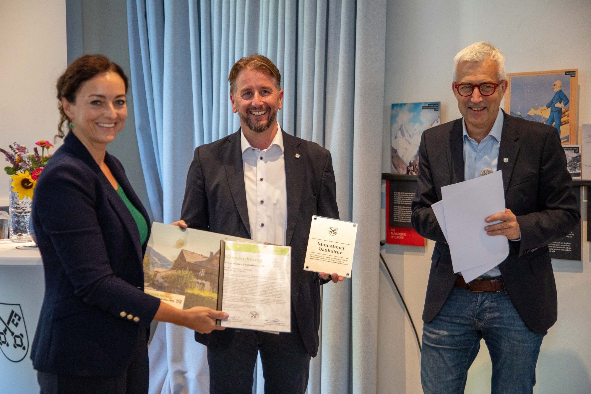 Gratulation an Bettina Beyweiss-Giesriegl für das „Haus Borger“ von Standesrepräsentant Daniel Sandrell und Standessekretär Bernhard Maier (v. l.).