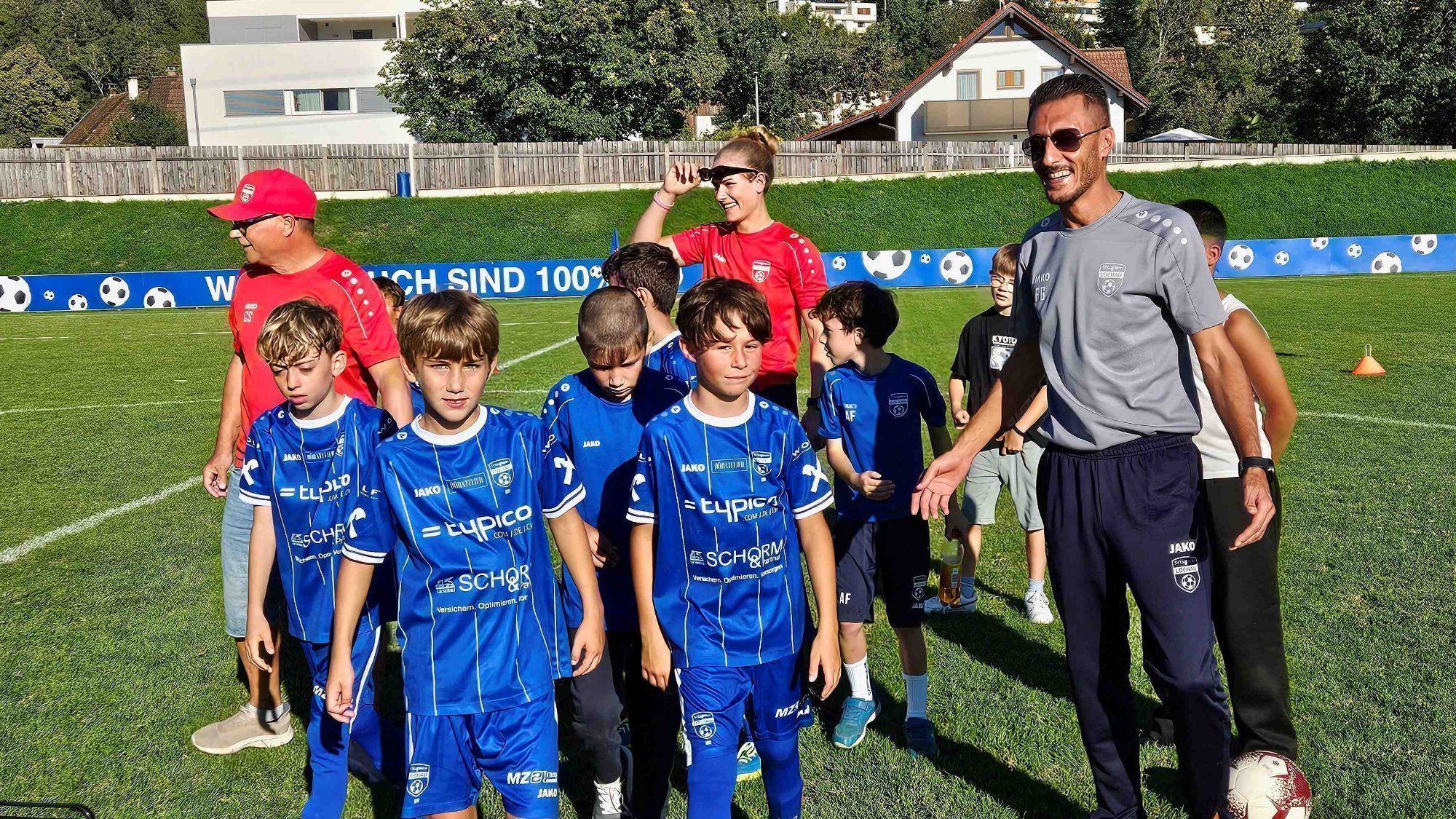 In der ersten Trainingswoche standen Freundschaftsspiele auf dem Trainngsplan. Im Bild die die U11 mit Christophorus „Speedy“ Schmid, Marie Stöppler und Fatih Güngörmez.