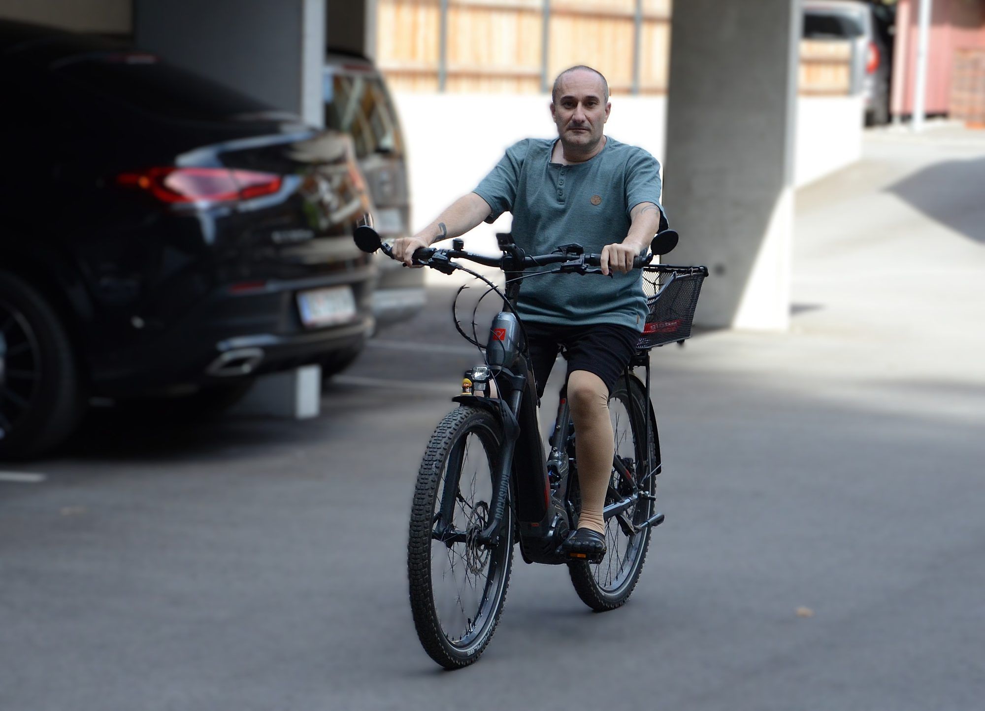 Das E-Bike, ein Geschenk von „Stunde des Herzens“, ermöglicht Sascha mehr Selbstständigkeit und Mobilität.