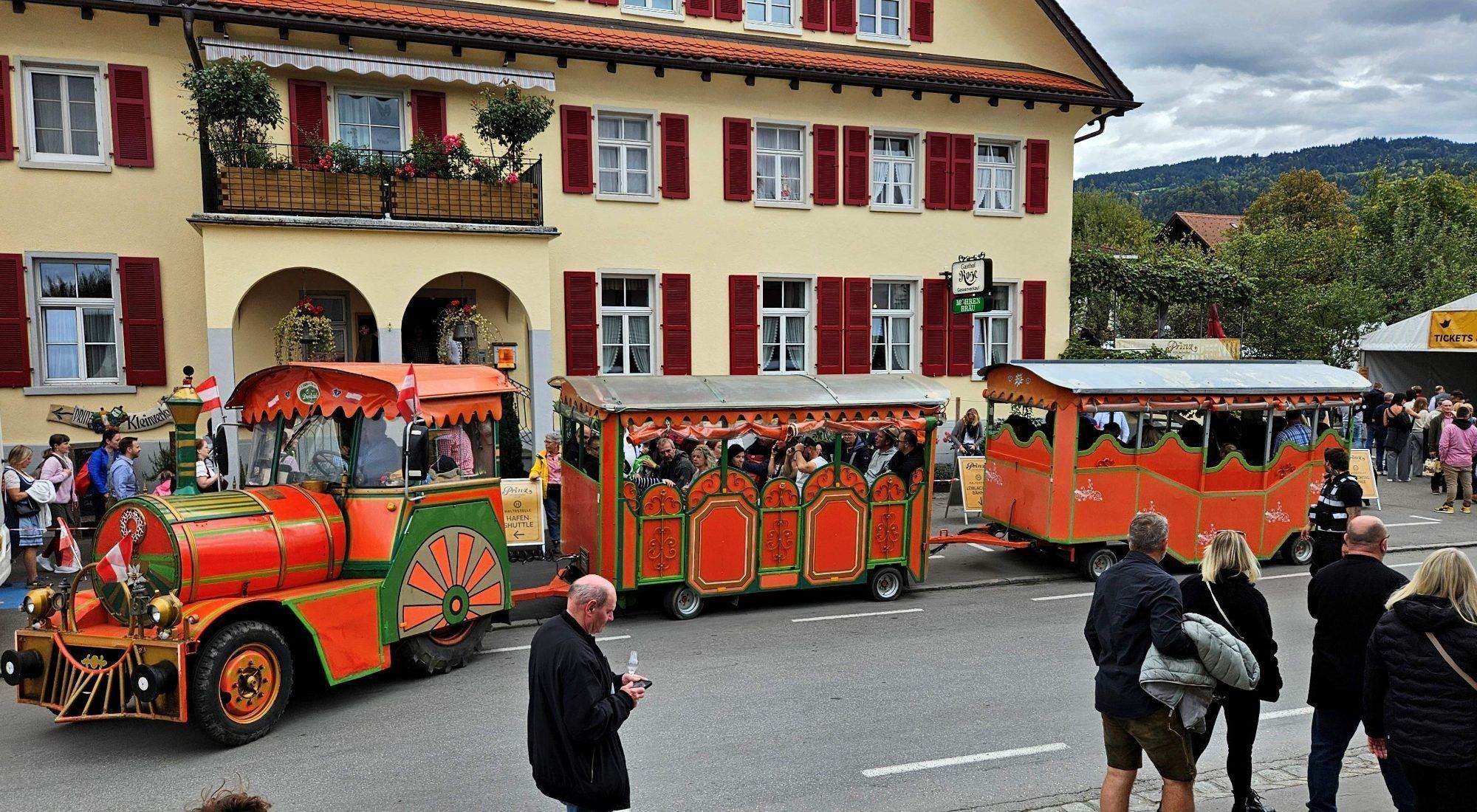 Mit dem Dorfzügle geht es bei der Rundfahrt in die Obstquartiere der Umgebung.