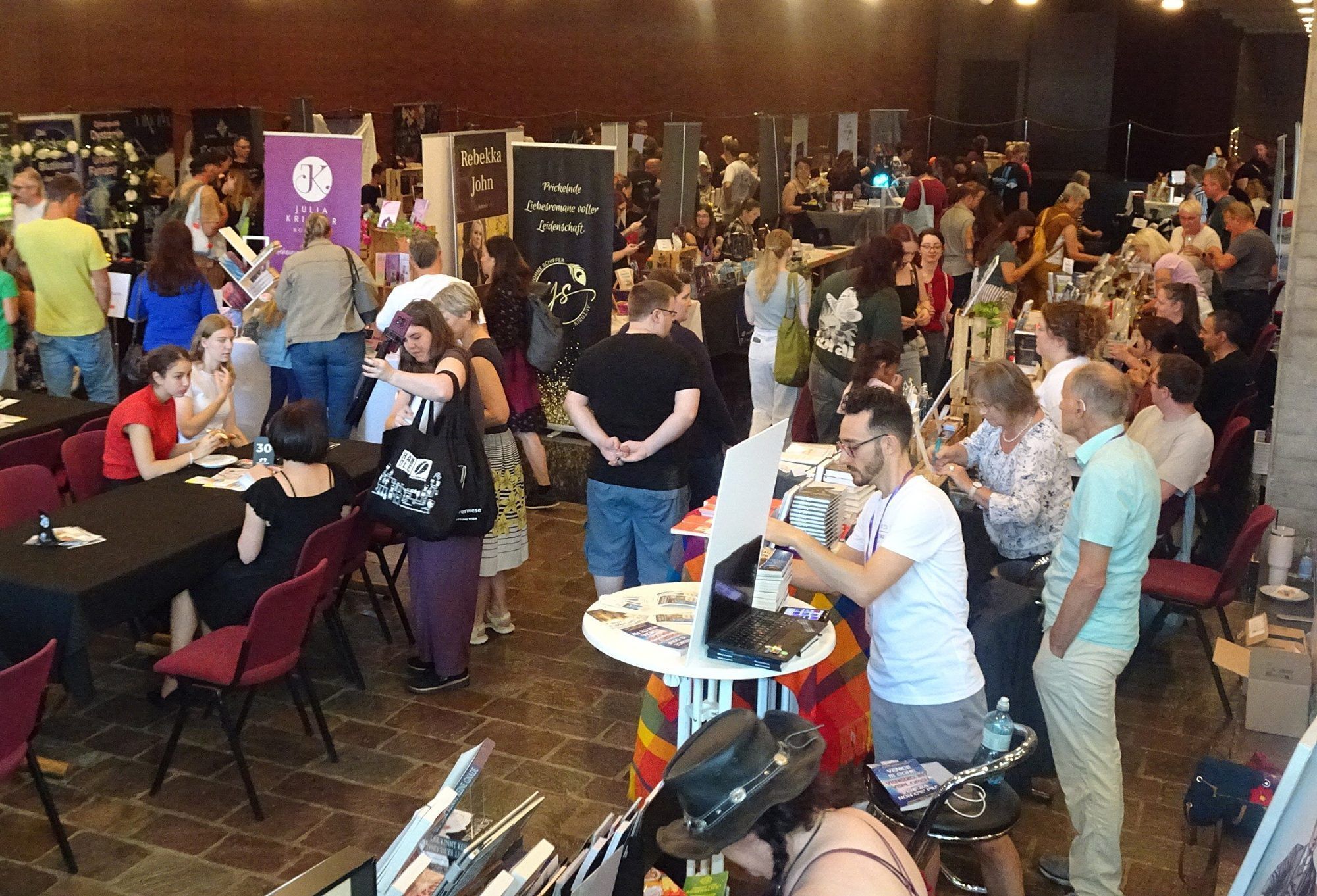 Die zweite Vorarlberger Buchmesse lockte zahlreiche Besucherinnen und Besucher ins Dornbirner Kulturhaus.