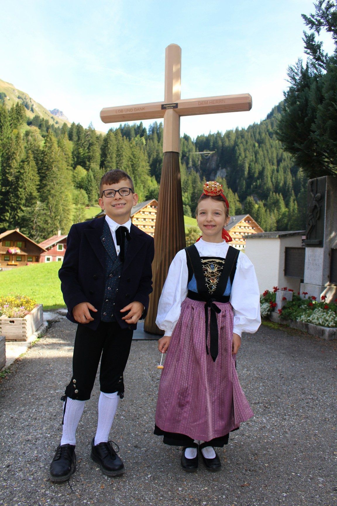 Ein Trachtenpärchen ministrierte bei Friedels Antrittsmesse und bei der Segnung des Gipfelkreuzes.
