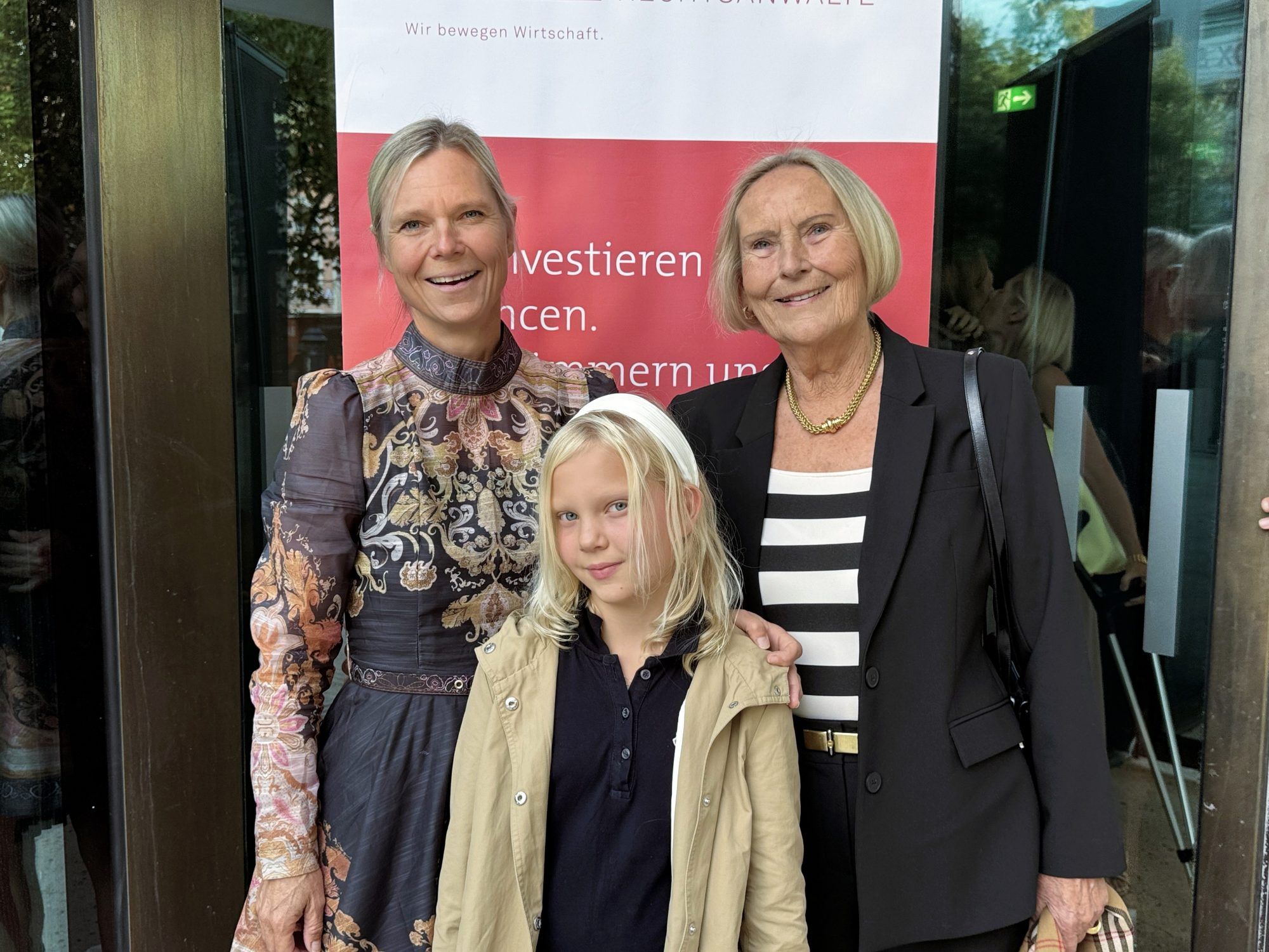 Claudia und Lilli Pfandl mit Brunhilde Steurer.