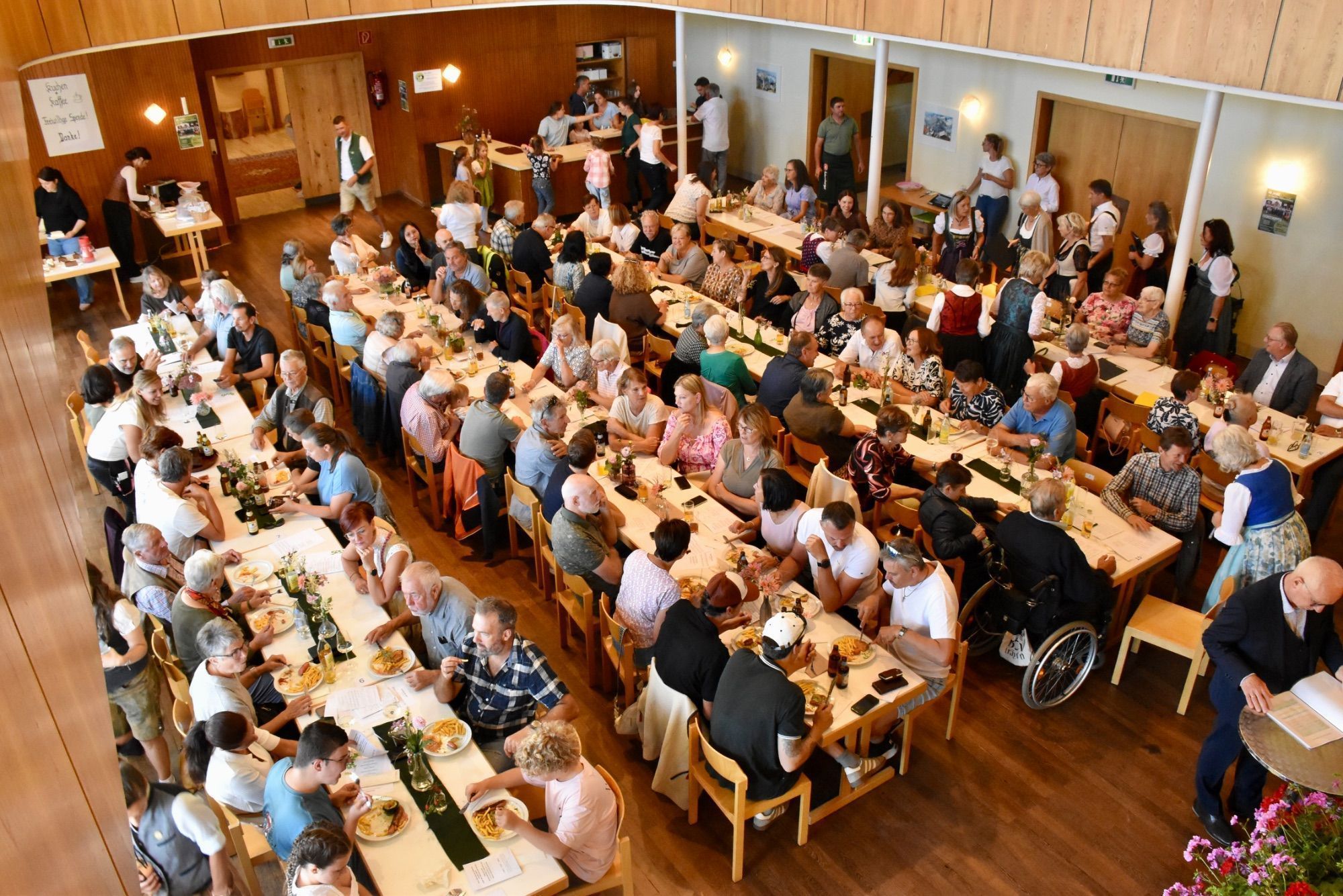 Vergnügliche Stunden erlebten die Besucherinnen und Besucher im Gemeindesaal.