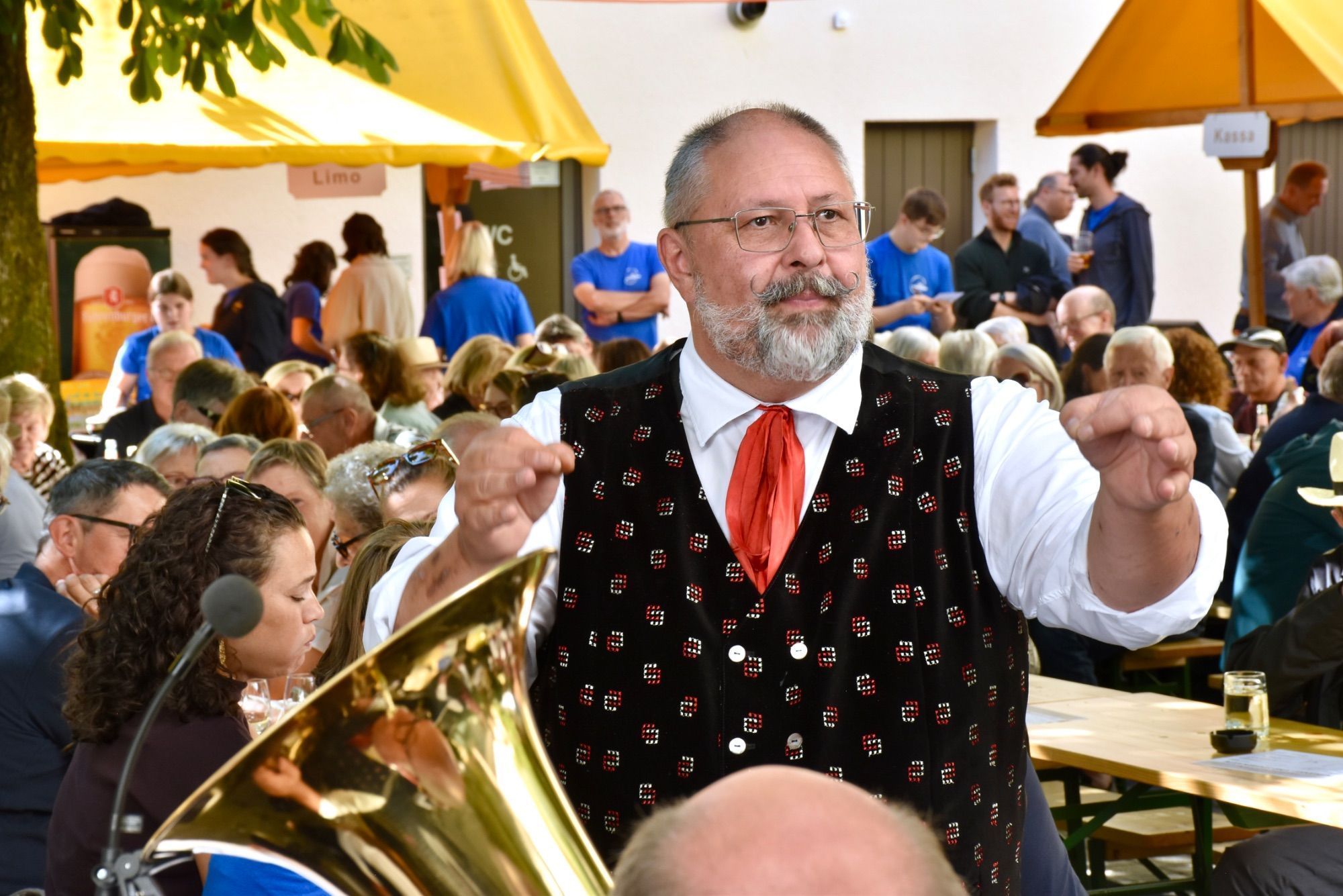 Bernhard Rohrer dirigierte die Bauernkapelle.