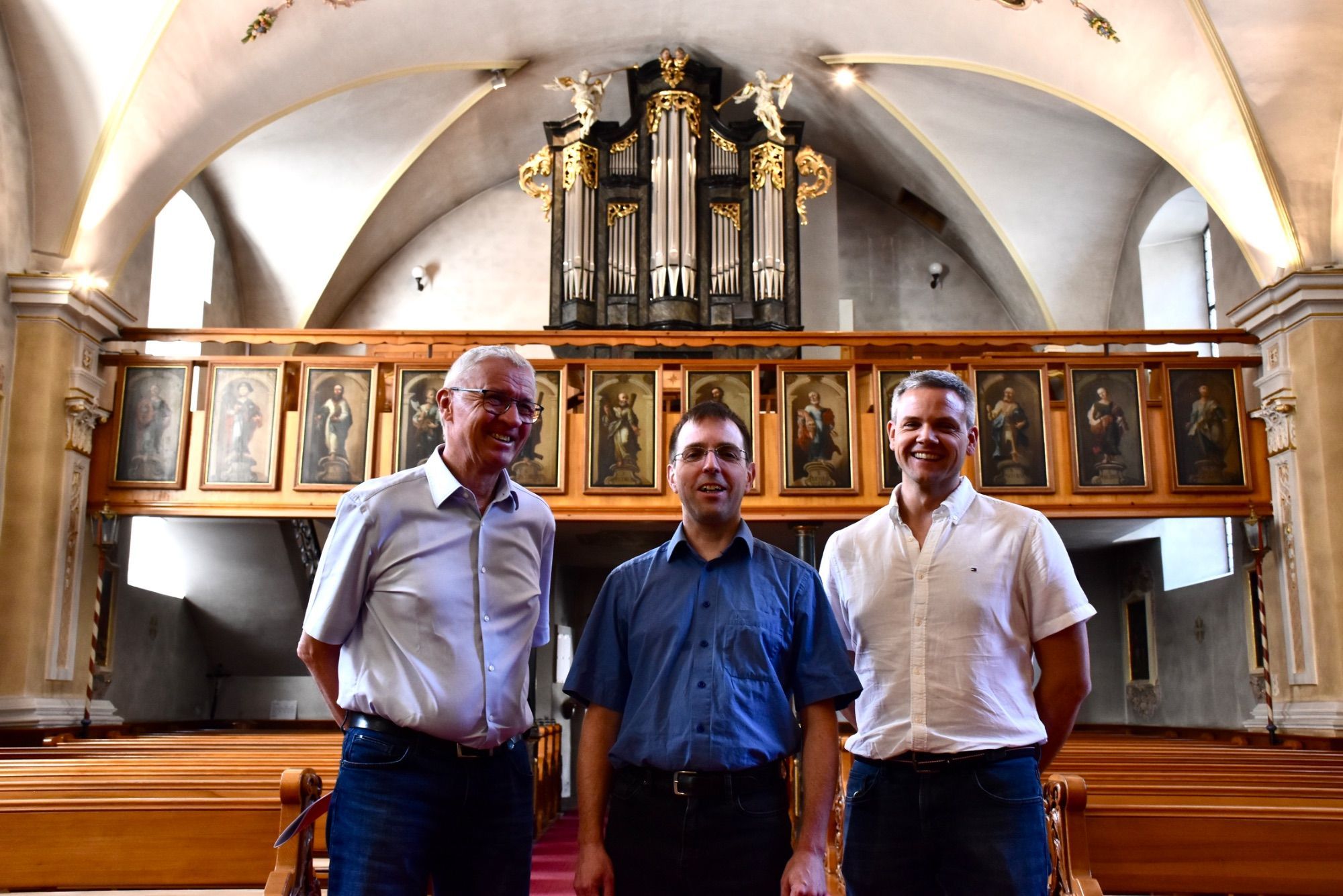 Markus Felbermayer (Musikfestival Montafoner Resonanzen), Domorganist Johannes Hämmerle und Thomas Schuler mit der St. Gallenkircher Kirchenorgel im Hintergrund.