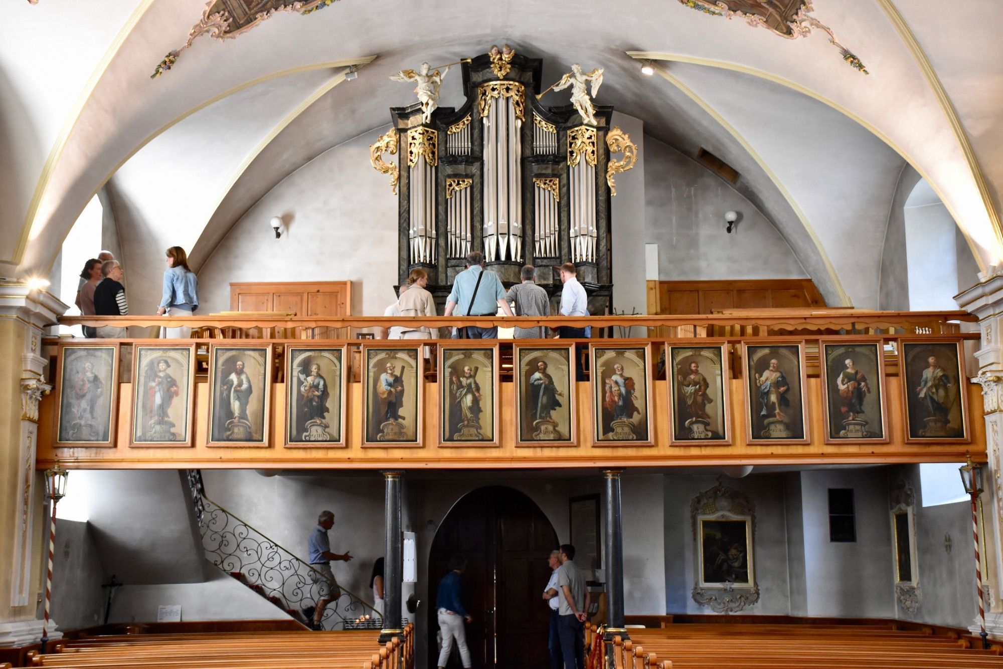 Die Orgel der Pfarrkirche St. Gallenkirch. Mit ihrem Gehäuse im Roccailledekor und zwei Posaunenengeln entstand sie in den 1780er-Jahren.