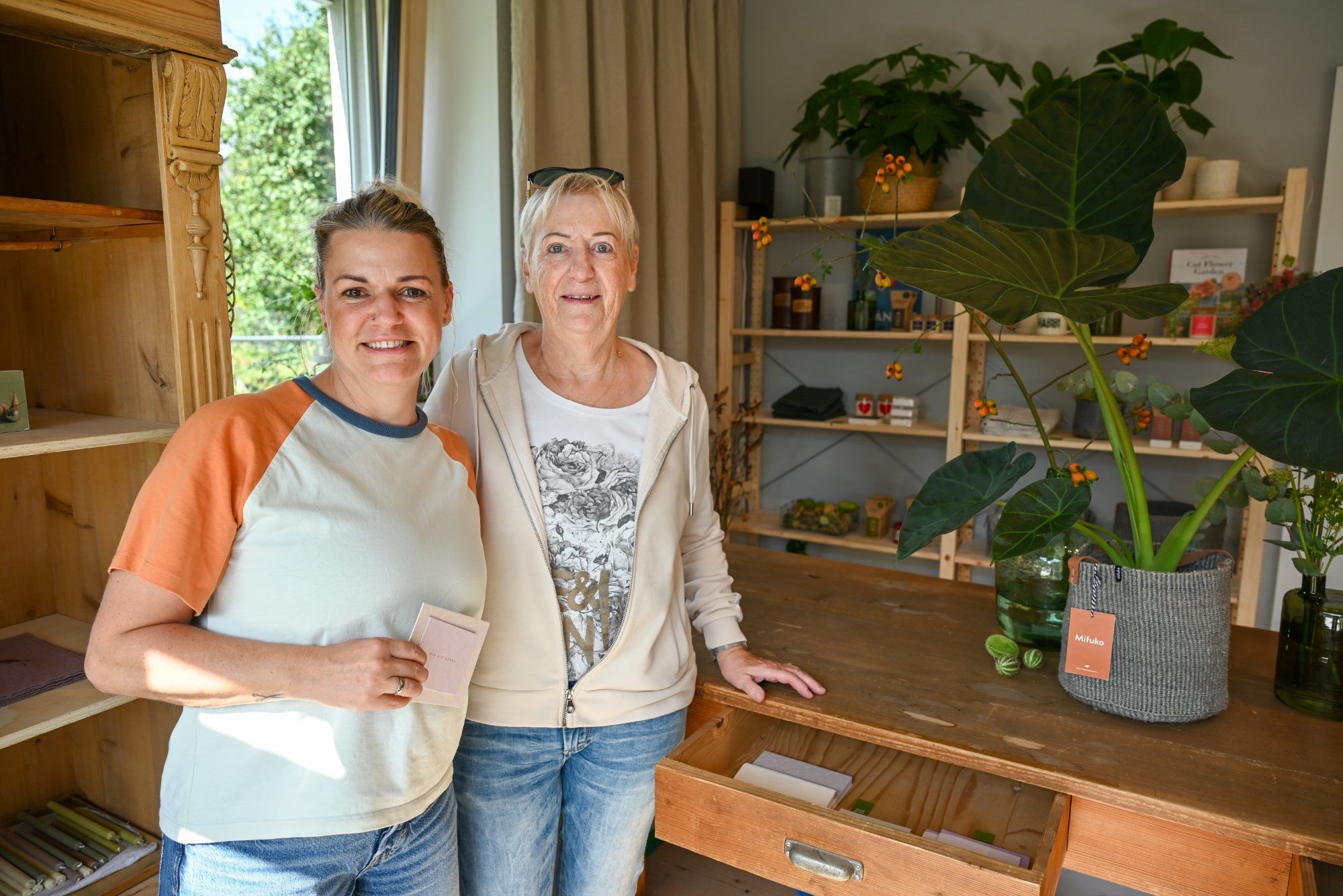 Simone Mätzler und Ruth Alge zeigten sich begeistert vom neuen Blumengeschäft in Lustenau.