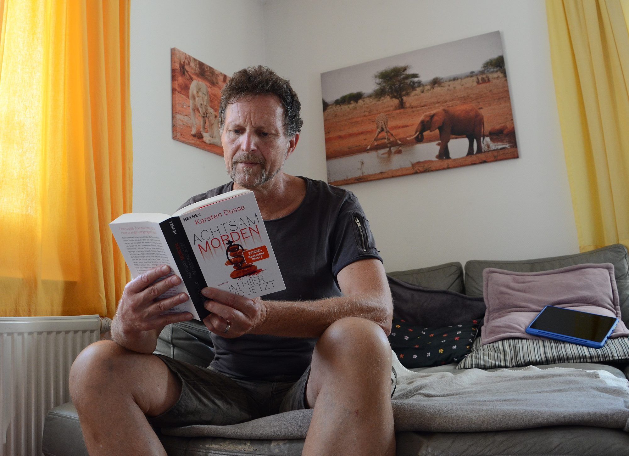 Zur Martins Freizeitgestaltung gehört auch, sich hinsetzen und ein Buch lesen, von dem er nicht den Text auswendig lernen muss.
