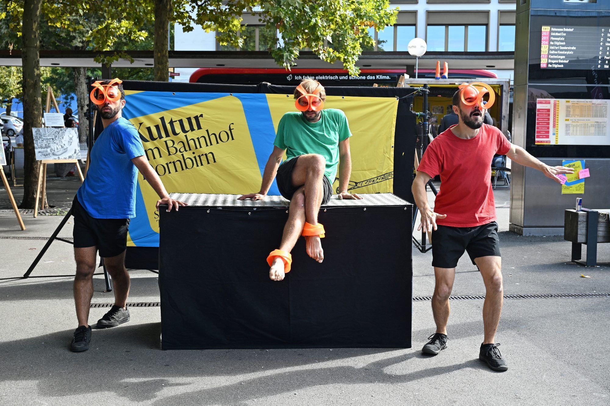 Mit ihrer Performance belustigte die Compagnie „Los Putos Makinas“ die Passanten am Bahnhof.