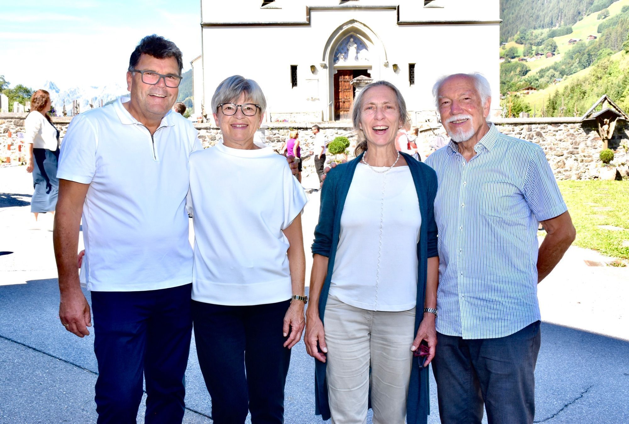 Josef Dönz (Mitglied im Pfarrkirchenrat), Anita Dönz (Silbertaler Chörle) sowie die Orgelbauer Barbara Dutli und Ferdinand Stemmer (r.).