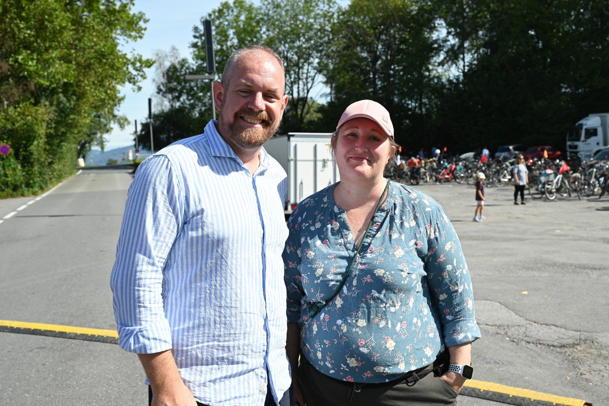 Umweltgemeinderat Simon Vetter radelte mit Simone Grabher durch das Ried. Er hat klare Vorstellungen, wie das Ried am Wochenende für die Familien zu nutzen wäre.