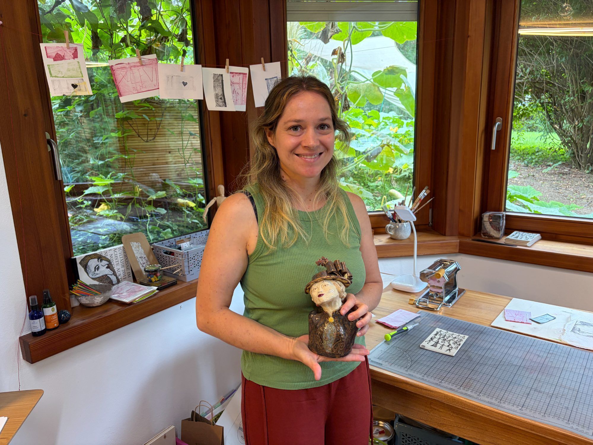 Lea mit ihrer selbst geschaffene Figur aus Ton