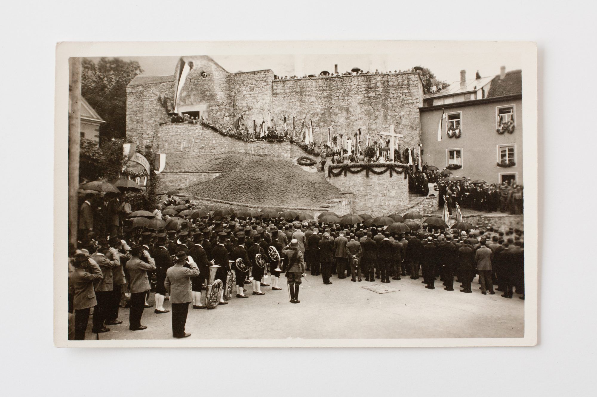 Zahlreiche Vereine wohnten der Eröffnung im Juni 1928 bei.