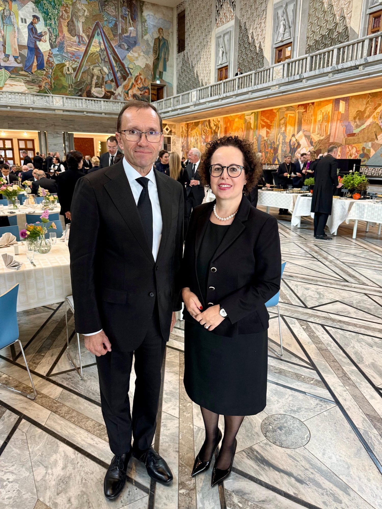Christine Schwarz-Fuchs beim Empfang mit dem norwegischen Außenminister Espen Barth Eide.