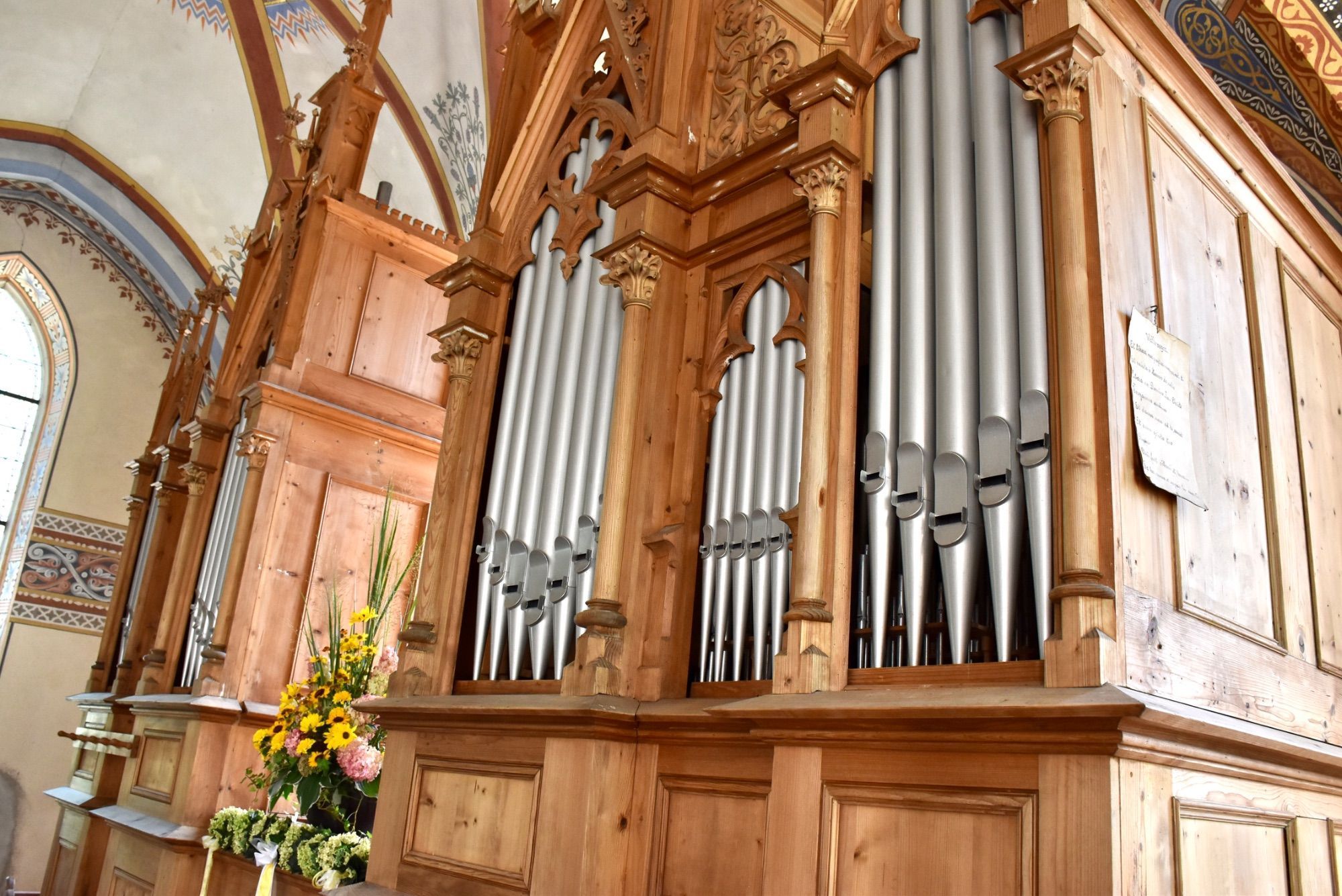 Innen- und Außenaufnahmen der Pfarrkirche Silbertal, Orgel und Orgelspieltisch.
