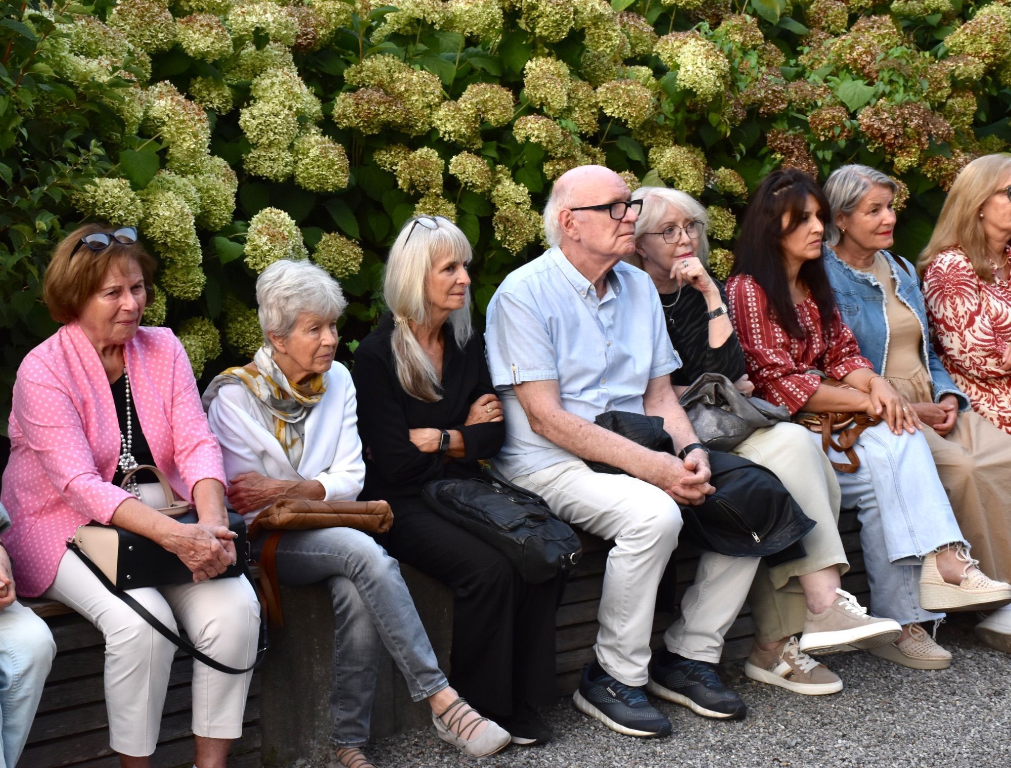 Aufmerksam lauschten die Besucherinnen und Besucher den Ausführungen des pensionierten Arztes Dr. Johann Trippolt (Galerie MAP), Moderators Bruno Winkler und aktuell ausstellenden Künstlers Hermann Präg.