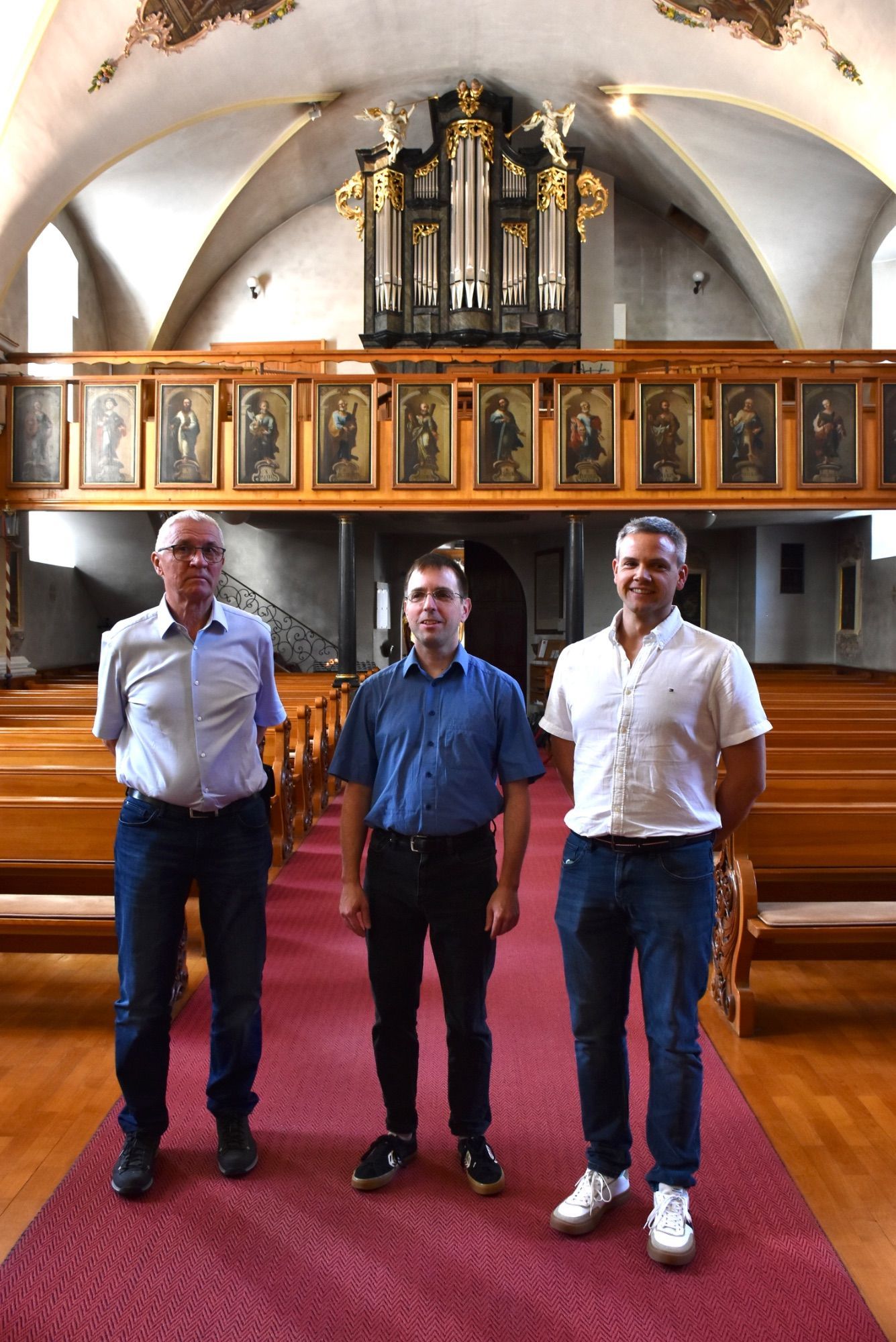 Markus Felbermayer (Musikfestival Montafoner Resonanzen), Domorganist Johannes Hämmerle und Thomas Schuler mit der St. Gallenkircher Kirchenorgel im Hintergrund.