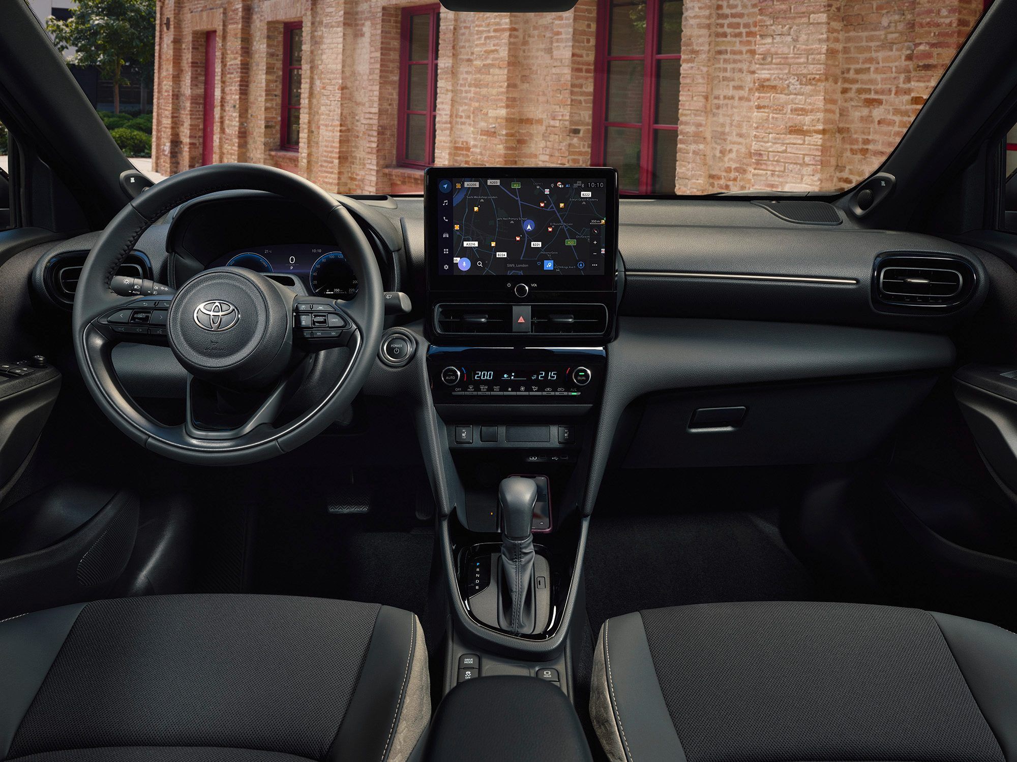 Ein Hauch mehr Eleganz dank dunkel schimmernder Deko-Elemente musste für das Update im Inneren reichen – dem sonst gar etwas eintönigen Yaris-Cockpit tut das ganz gut