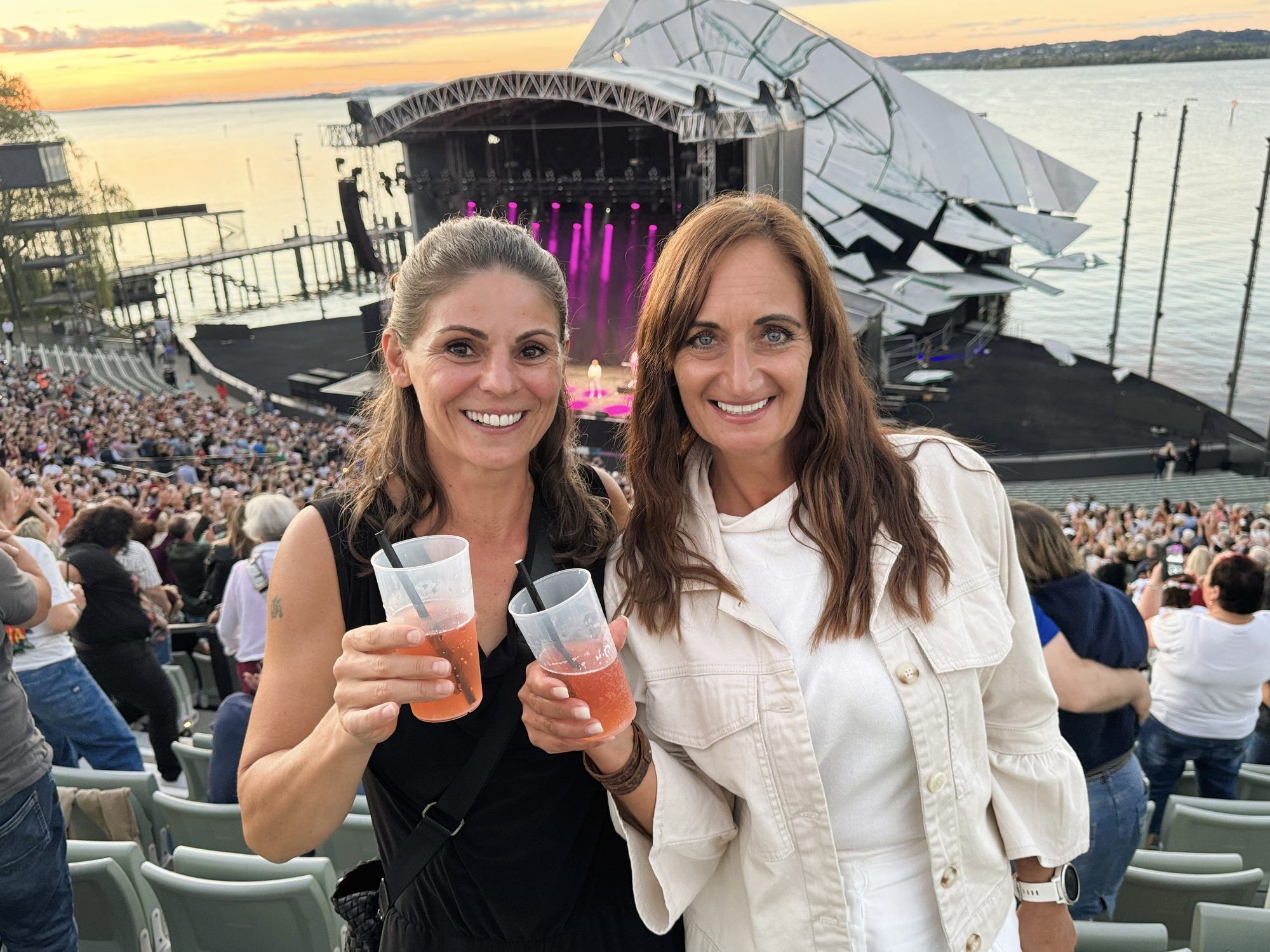 In Partystimmung: Simone Wildburger und Denise Orthaber-Reisegger.