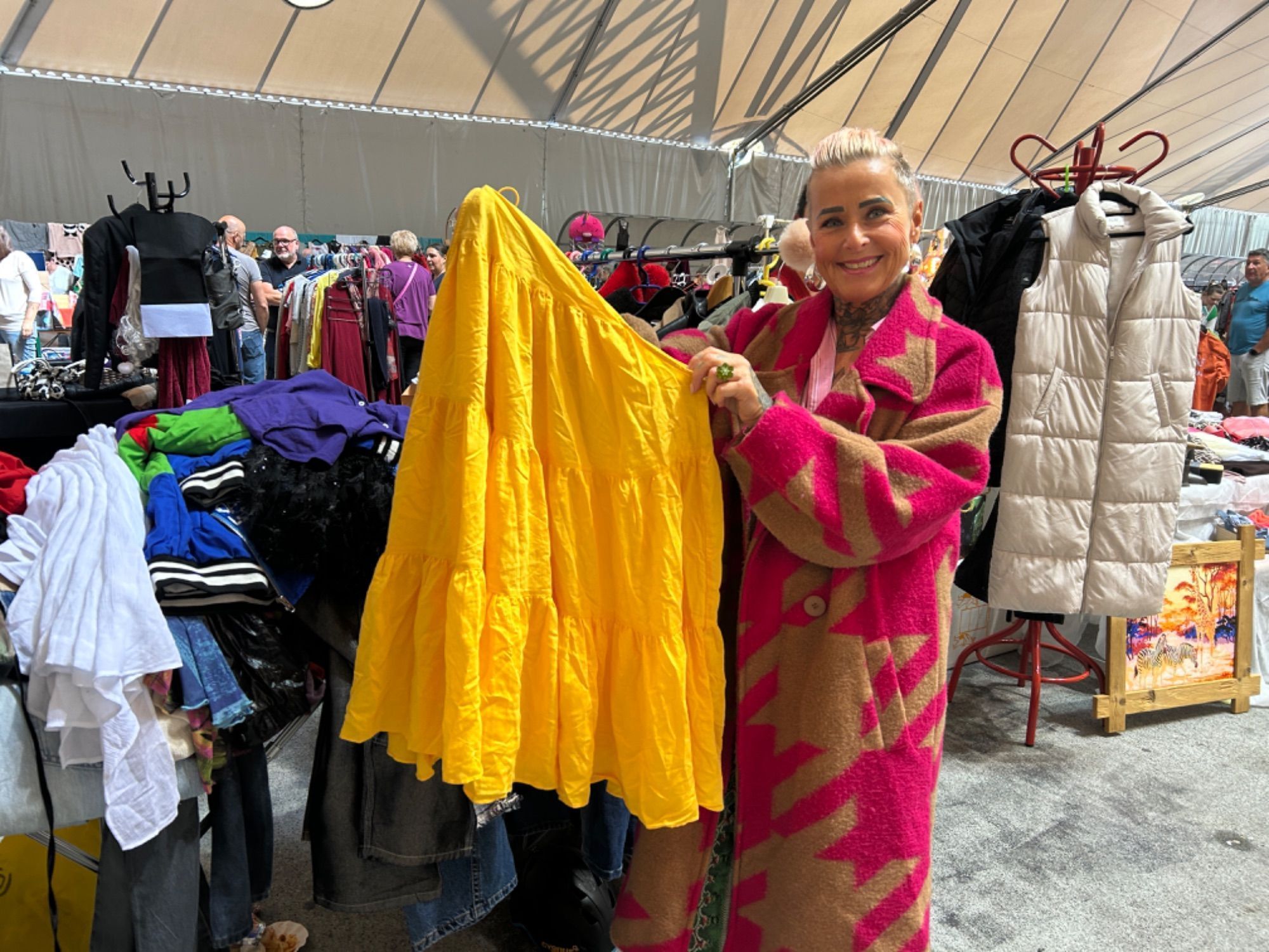 Heike Schuchter belebt den Flohmarkt mit ihren ausgefallenen Klamotten
