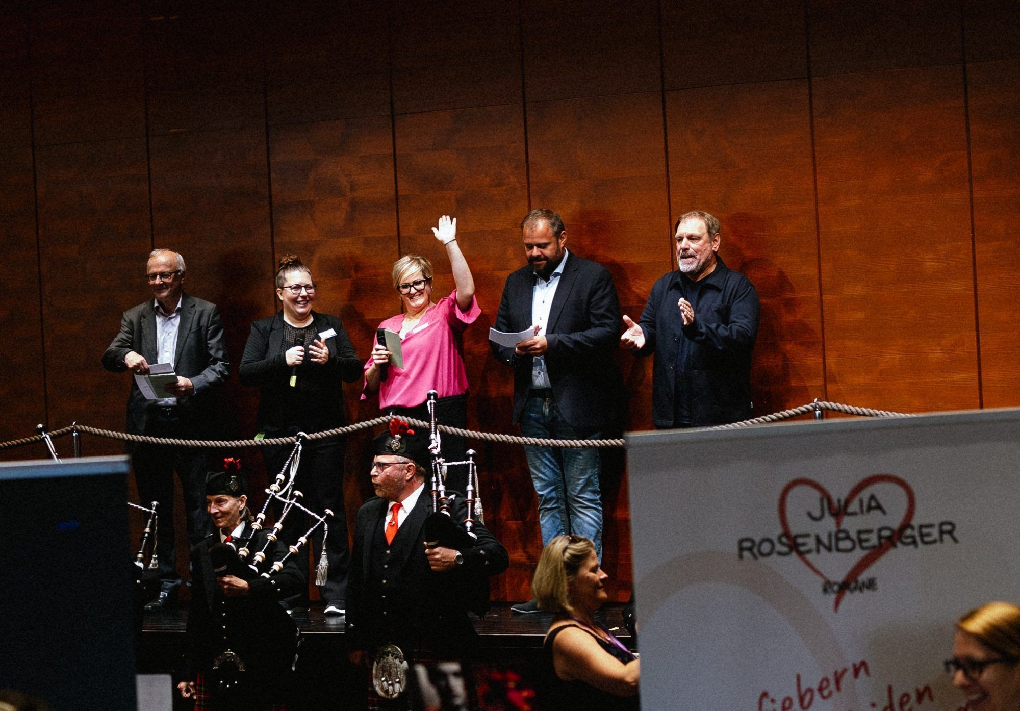Vera Fechtig und Bianca Ender bei der offiziellen Eröffnung der zweiten Buchmesse mit Reinhard Haller (li.), Bürgermeister Markus Fäßler und Stadtrat Valentin Sottopietra.